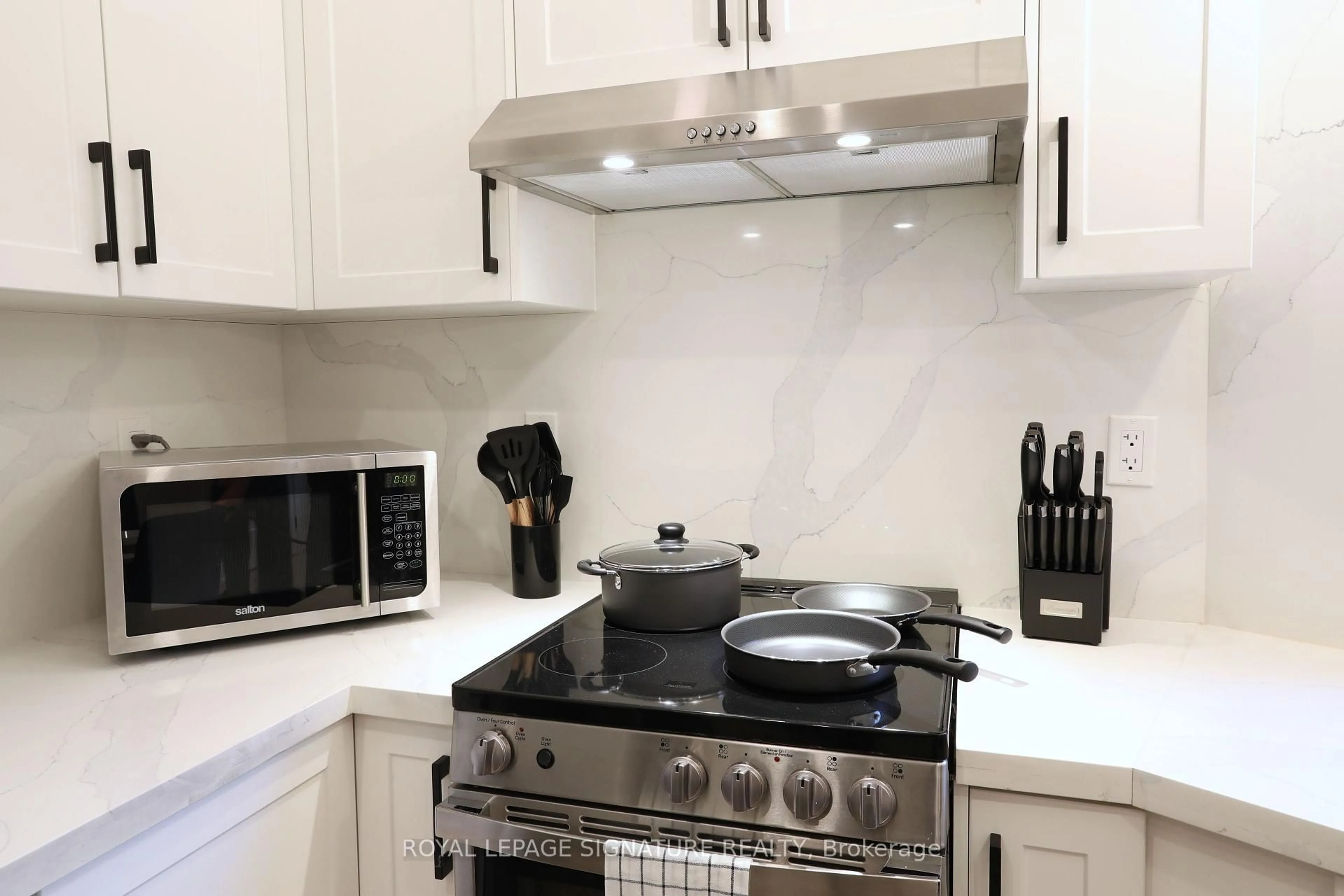 Standard kitchen, ceramic/tile floor for 36 Tennis Cres, Toronto Ontario M4K 1J3