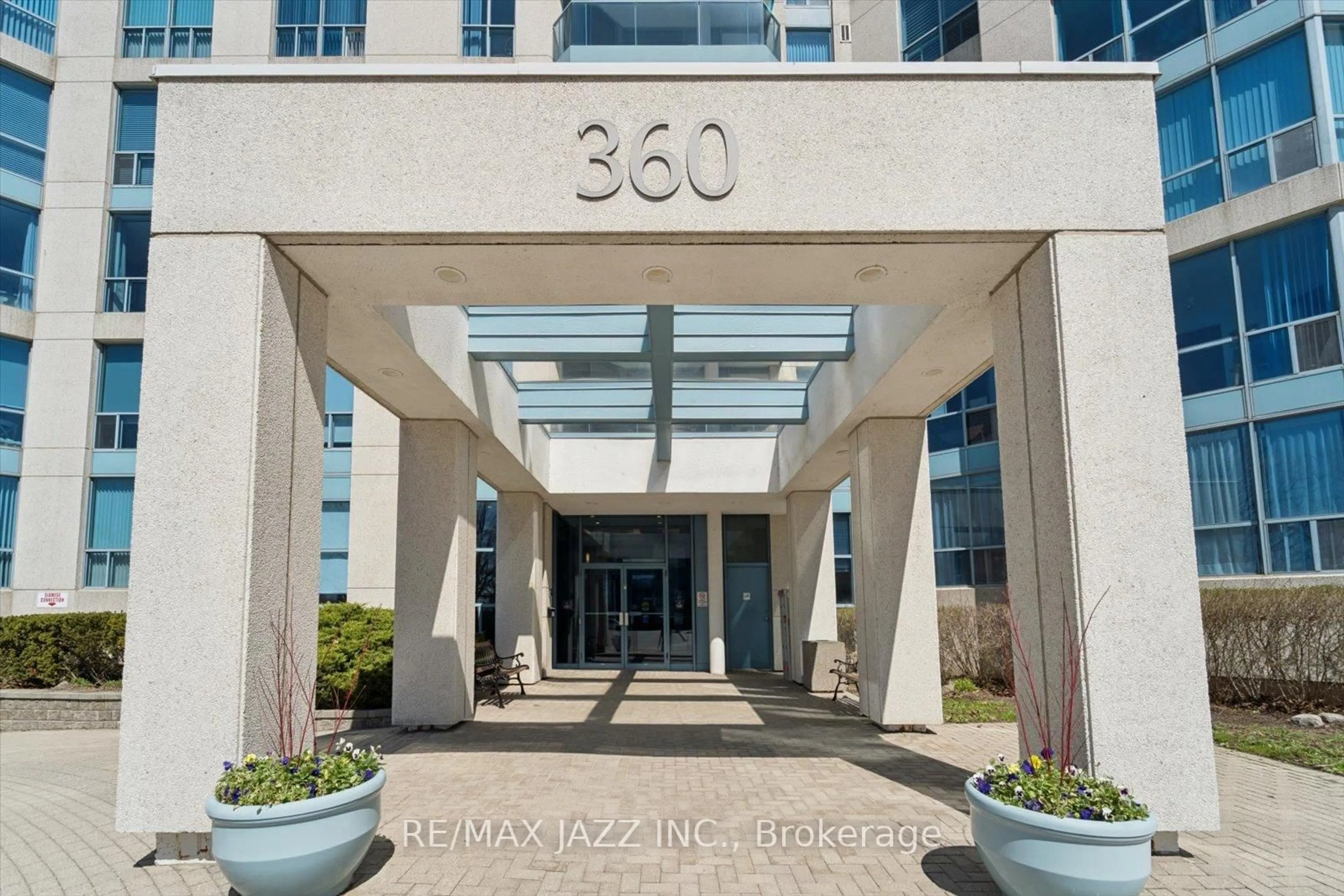 Indoor foyer for 360 Watson St #1112, Whitby Ontario L1N 9G2