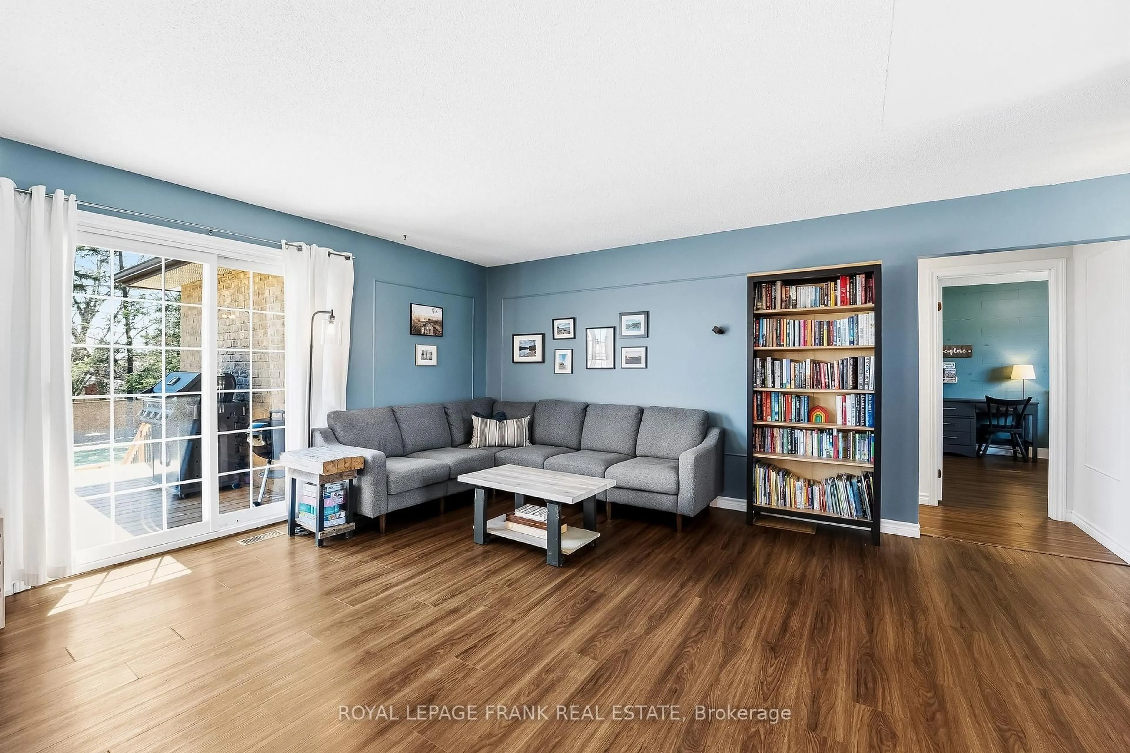 Living room with furniture, wood/laminate floor for 157 Blossom Crt, Scugog Ontario L9L 1G5