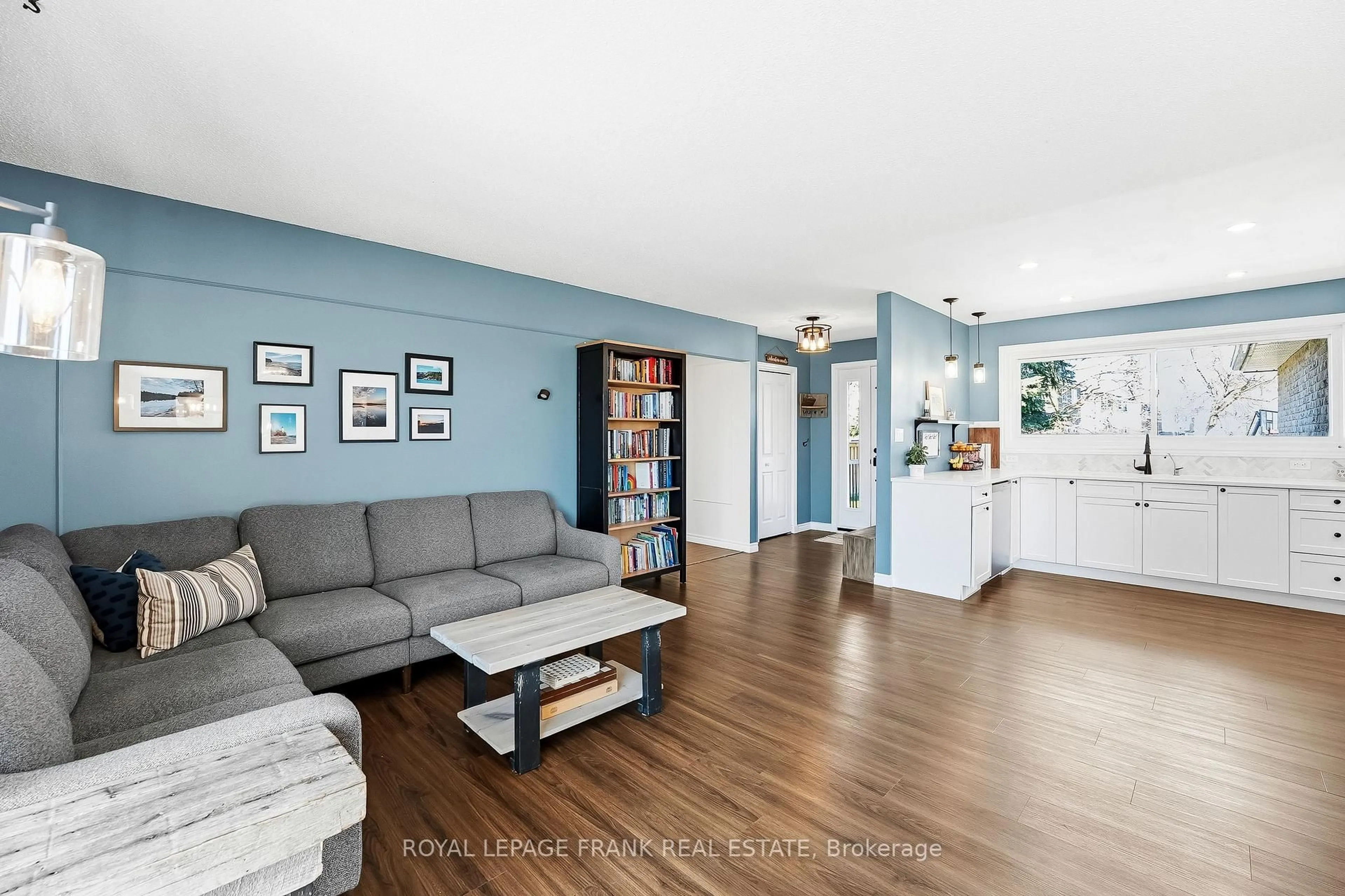 Living room with furniture, unknown for 157 Blossom Crt, Scugog Ontario L9L 1G5