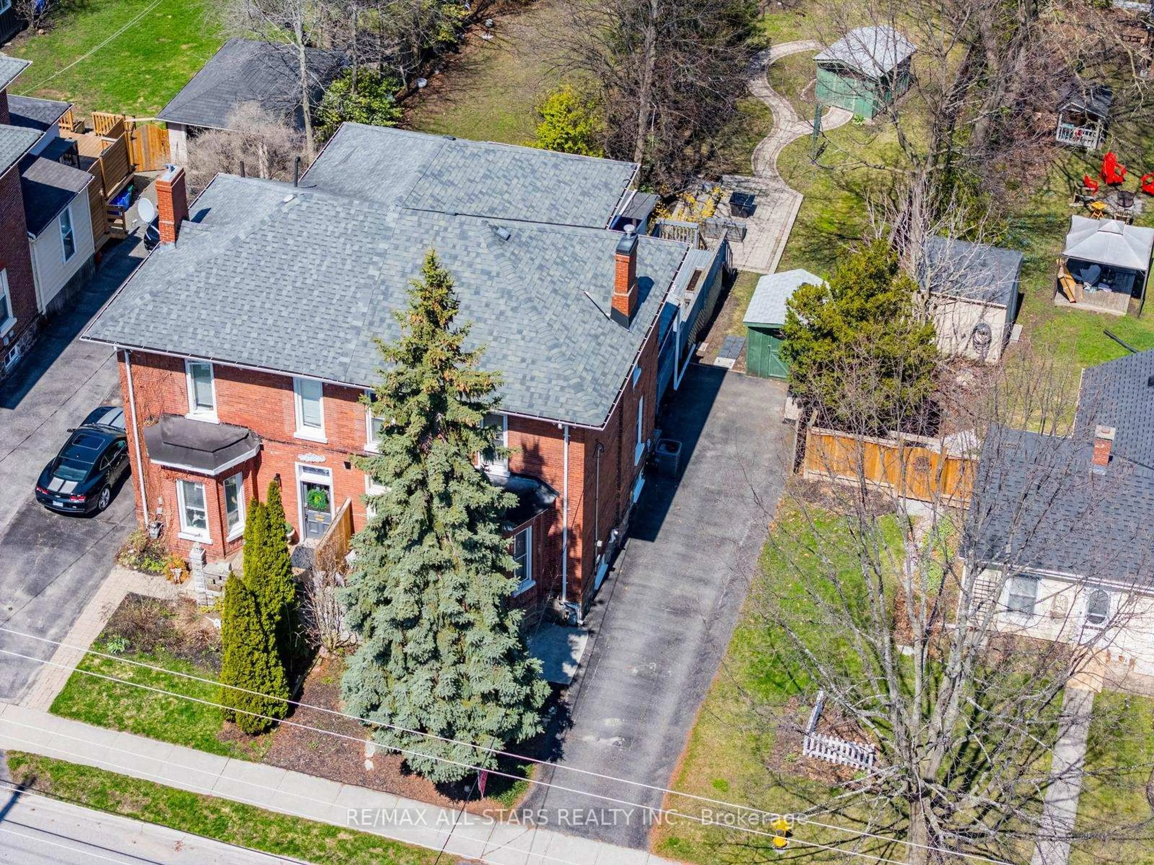 A pic from outside/outdoor area/front of a property/back of a property/a pic from drone, street for 32 Wellington St, Clarington Ontario L1C 1V2