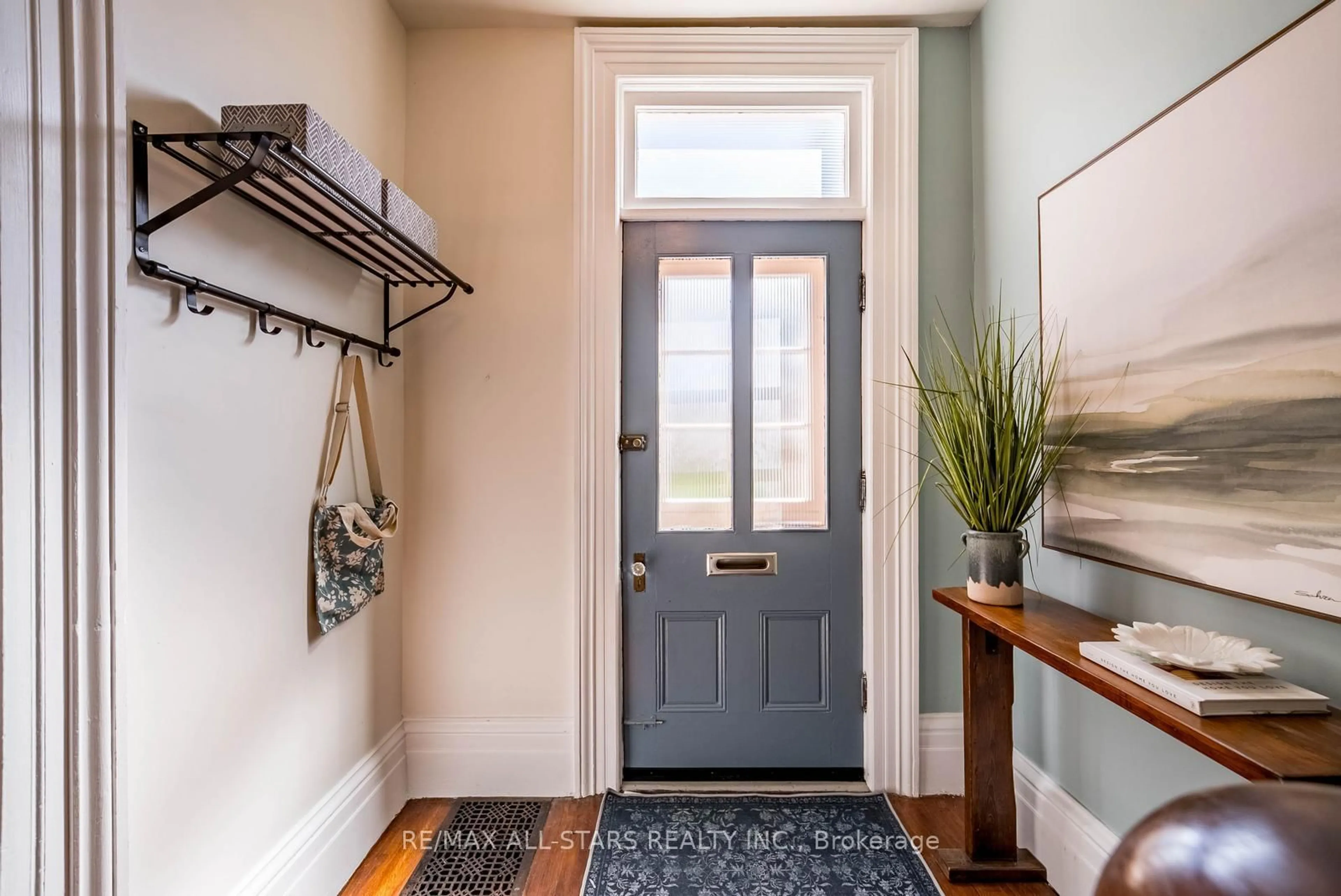 Indoor entryway for 32 Wellington St, Clarington Ontario L1C 1V2