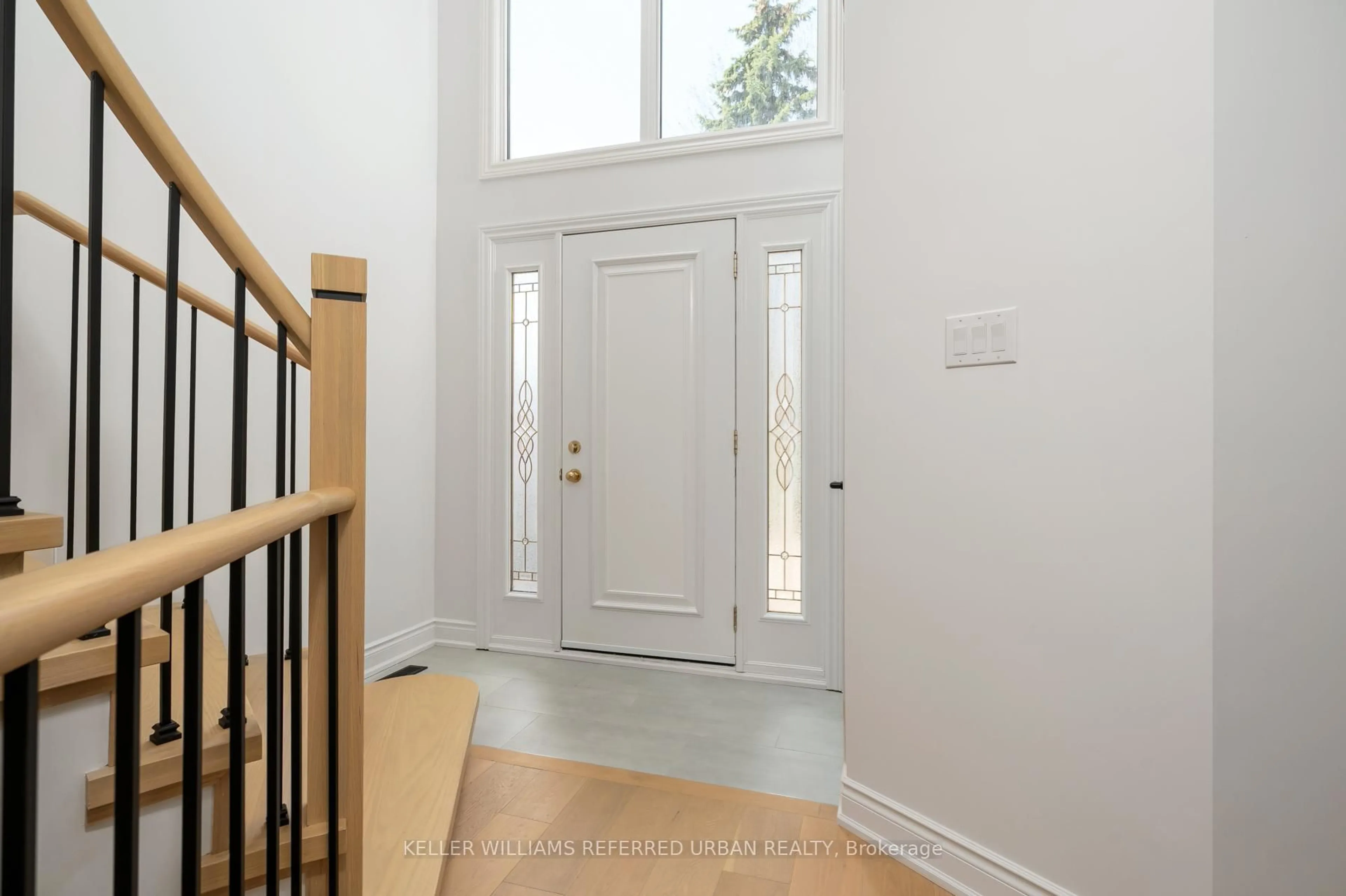 Indoor entryway for 1064 Moorelands Cres, Pickering Ontario L1W 3K4