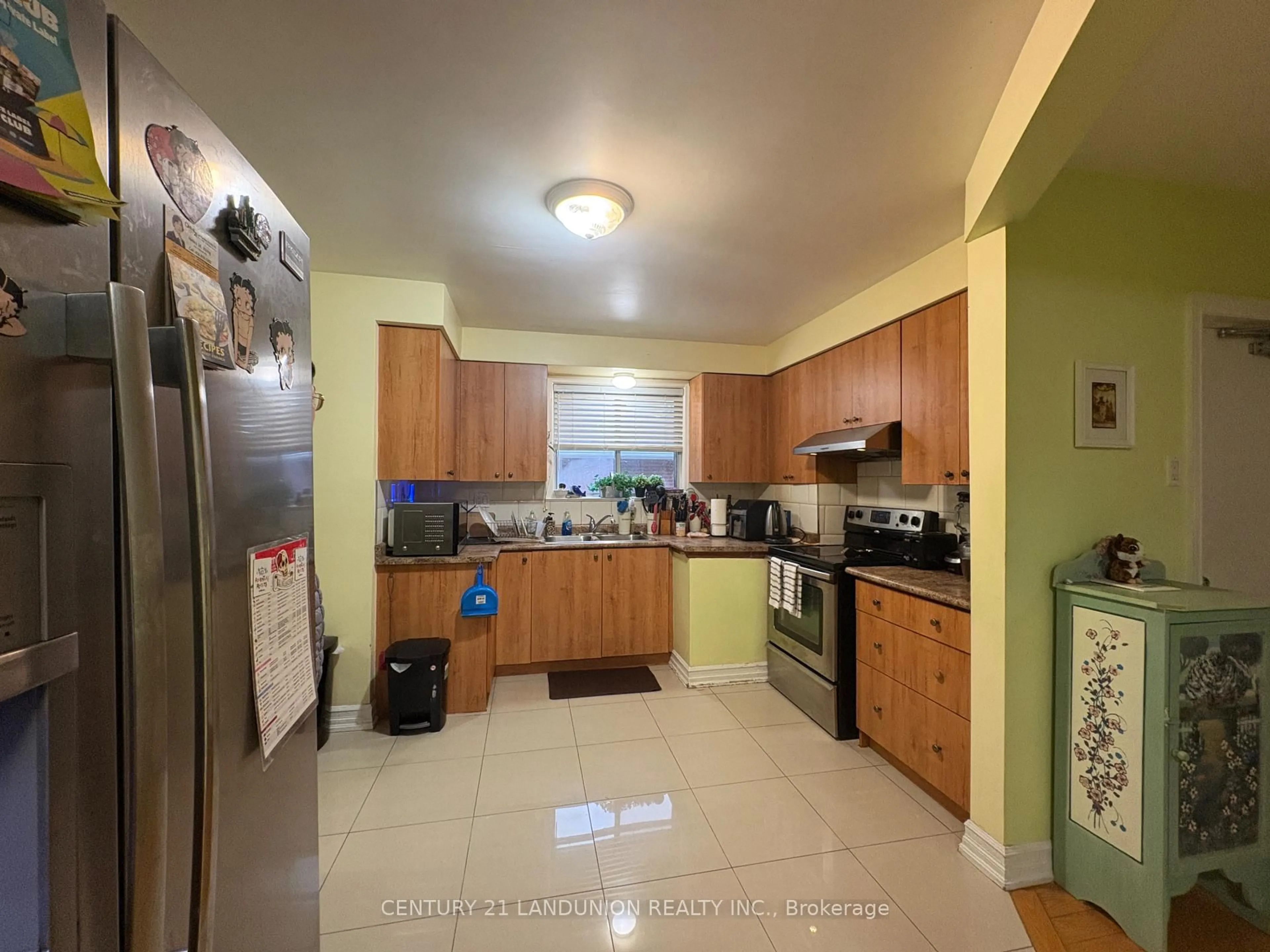 Standard kitchen, ceramic/tile floor for 15 Fordover Dr, Toronto Ontario M1E 1T7