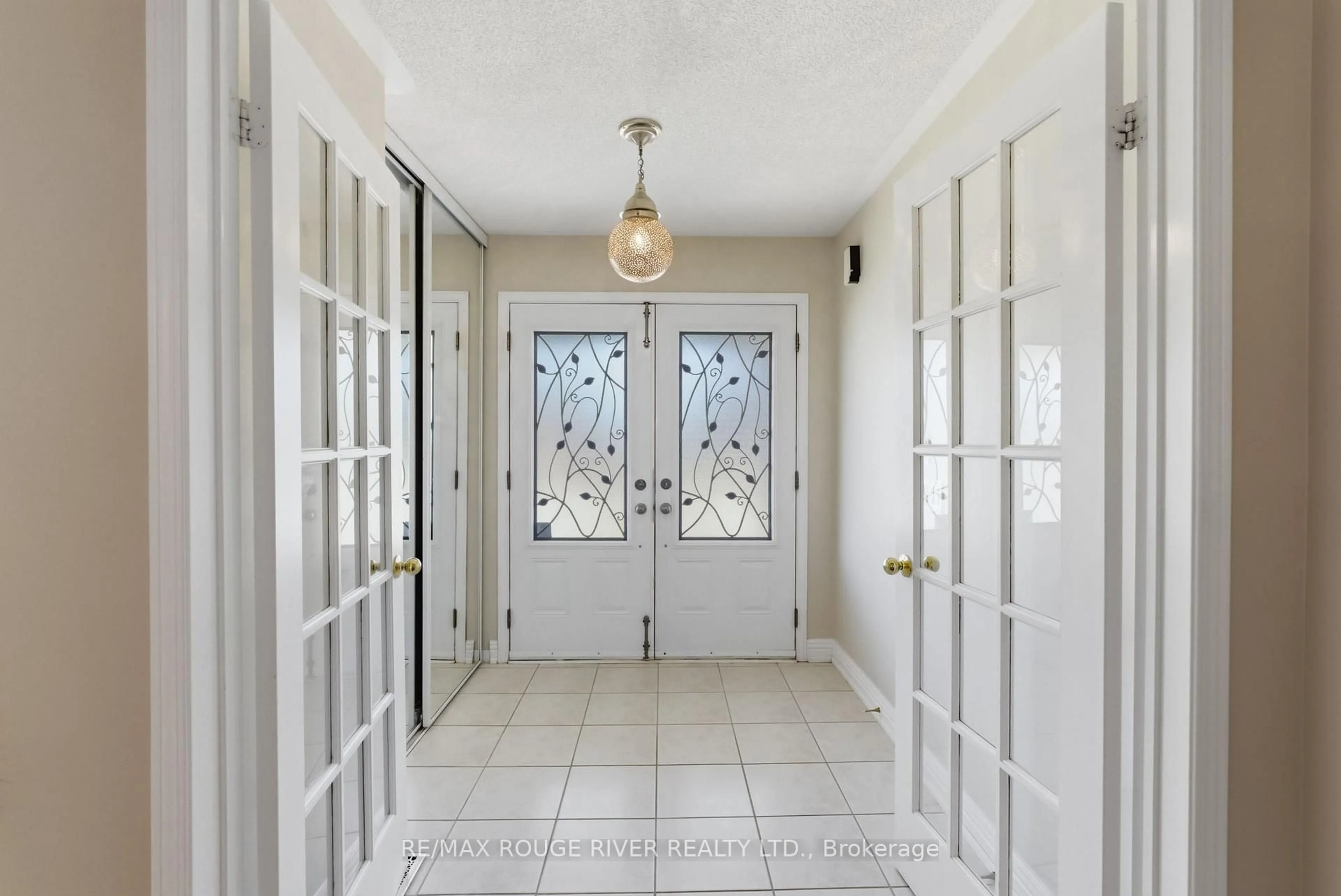 Indoor entryway for 20 Twin Streams Rd, Whitby Ontario L1P 1N9
