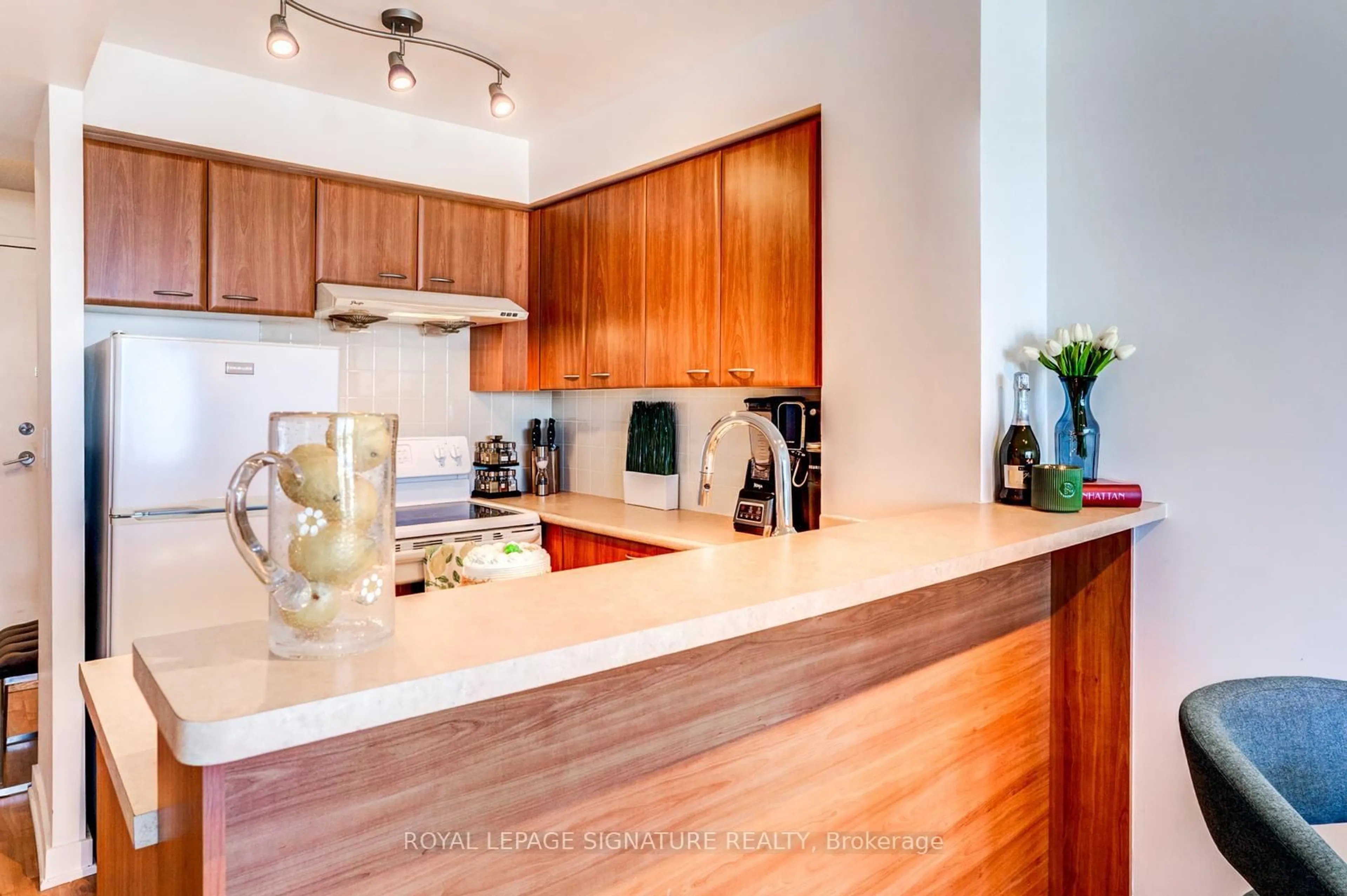 Contemporary kitchen, unknown for 36 Lee Centre Dr #1203, Toronto Ontario M1H 3K2