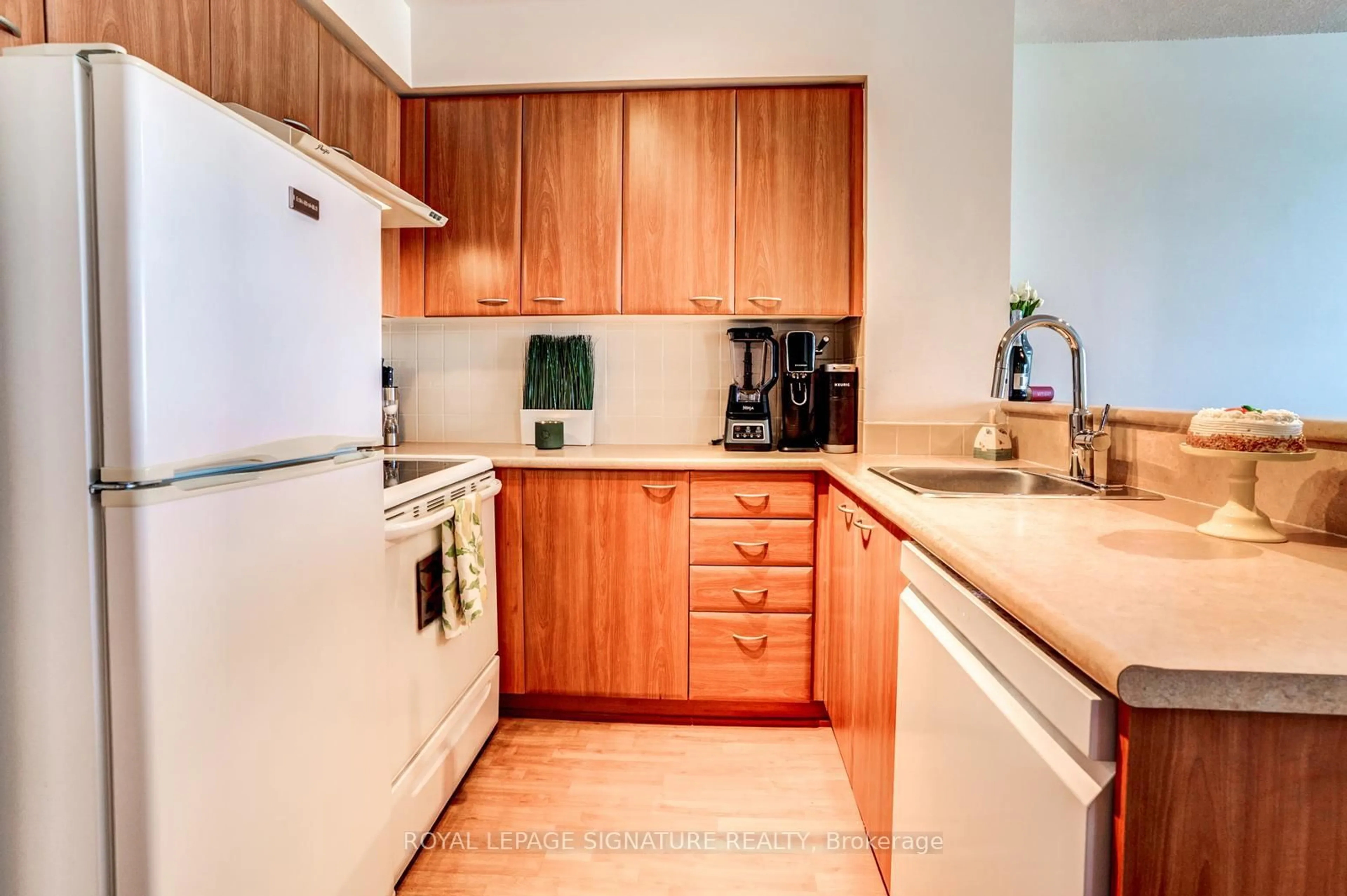 Standard kitchen, wood/laminate floor for 36 Lee Centre Dr #1203, Toronto Ontario M1H 3K2