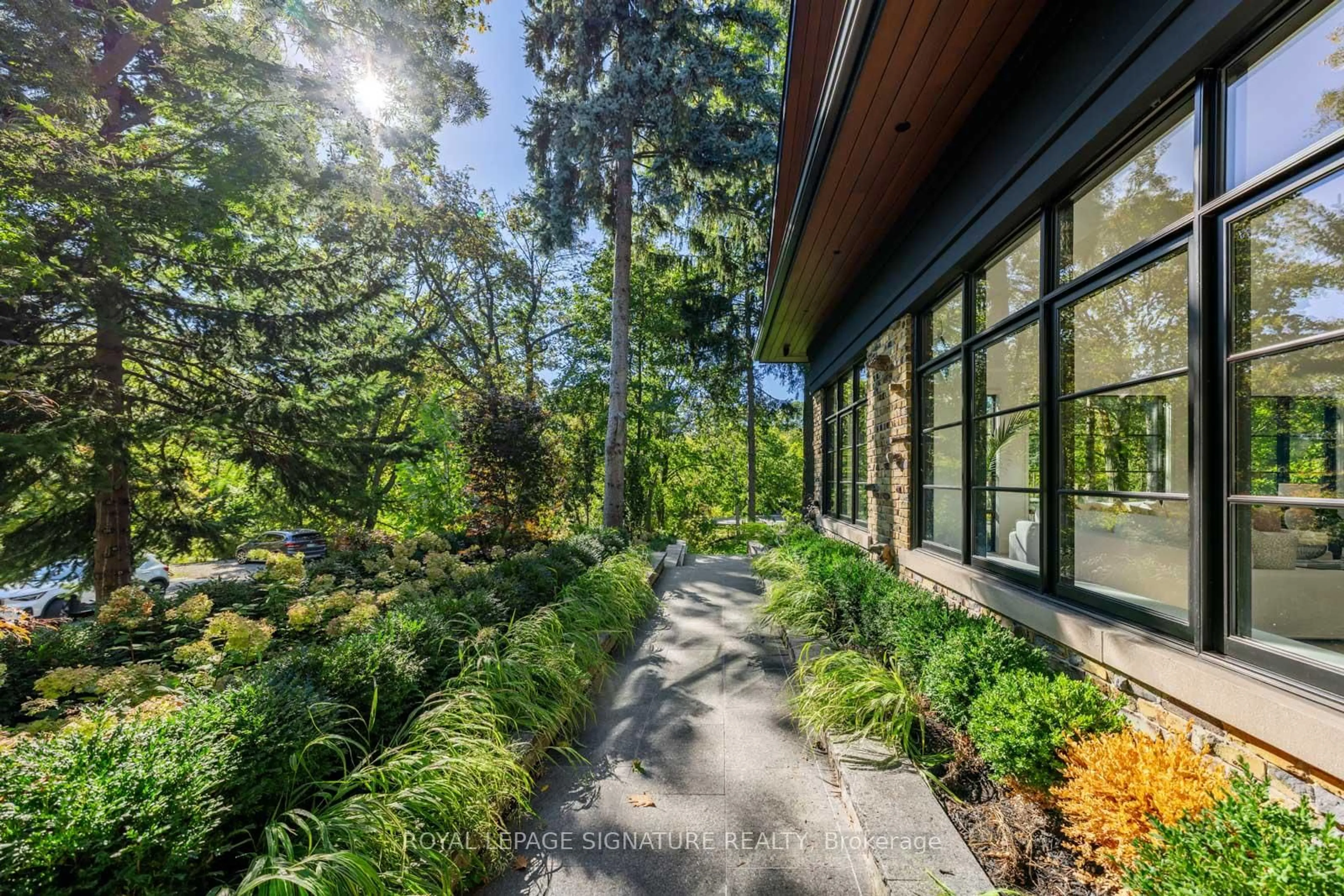 Patio, forest/trees view for 8 Crown Park Rd, Toronto Ontario M4E 1J9