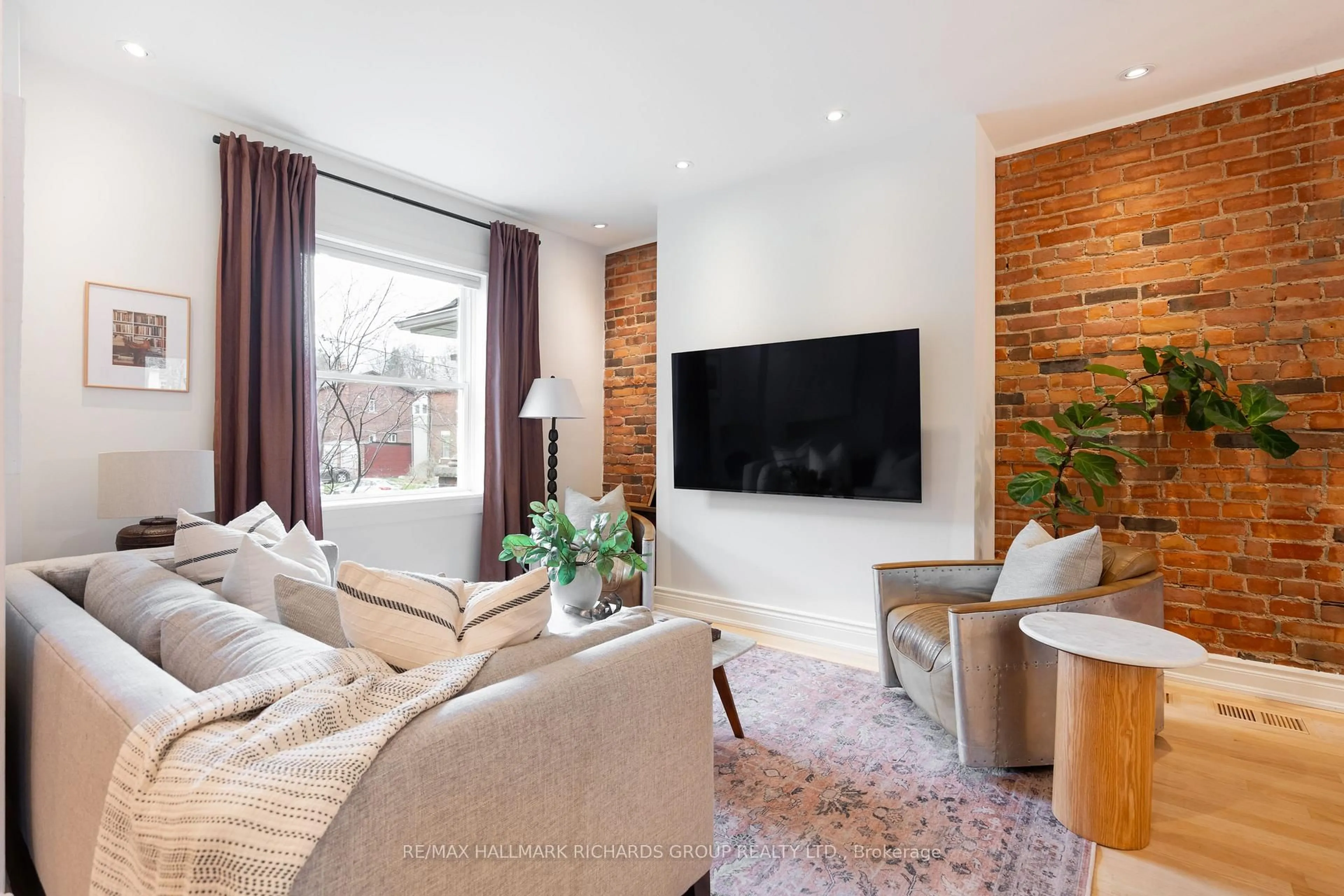 Living room with furniture, unknown for 47 Sparkhall Ave, Toronto Ontario M4K 1G4