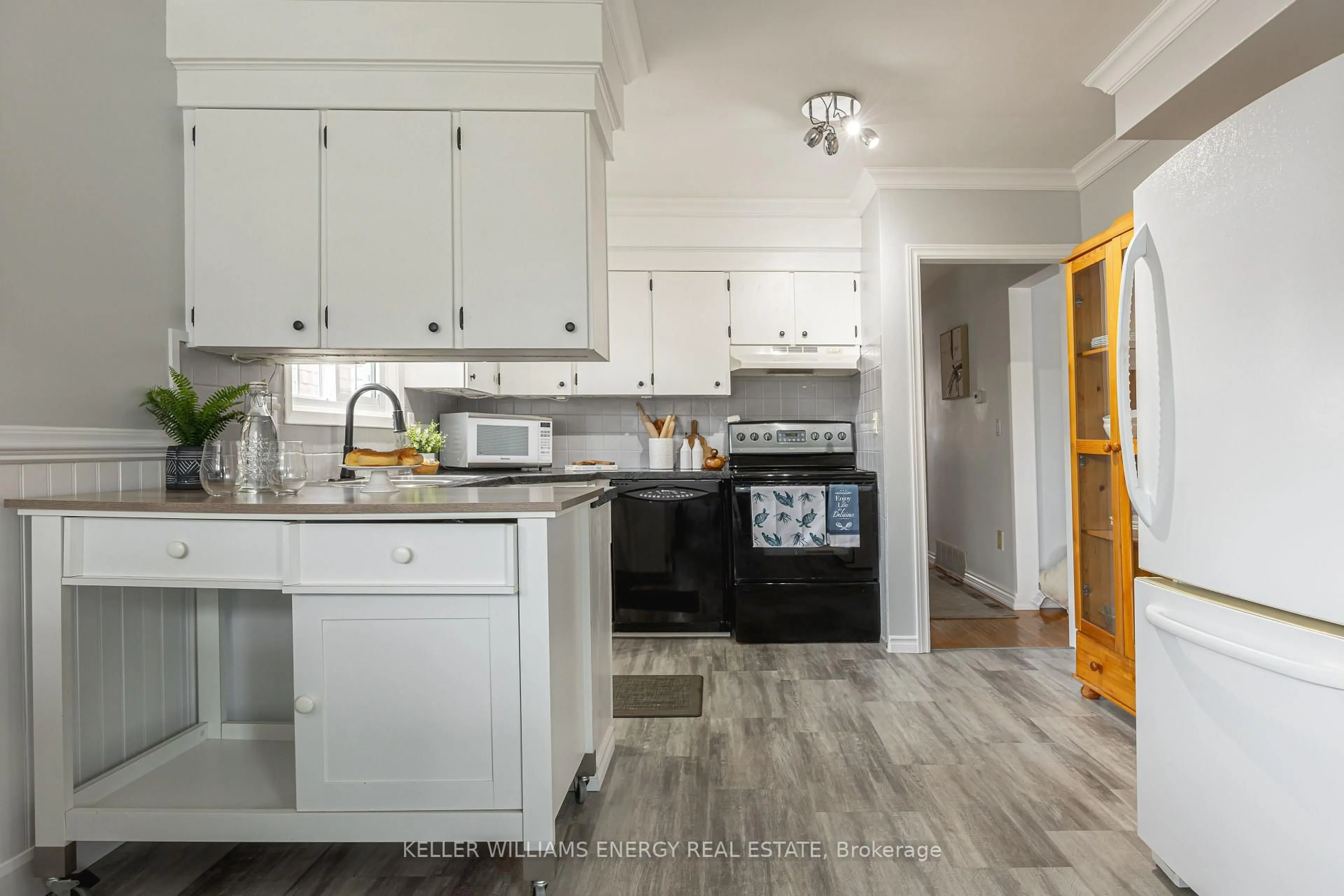 Open concept kitchen, unknown for 70 Oriole Crt, Oshawa Ontario L1H 6Y5