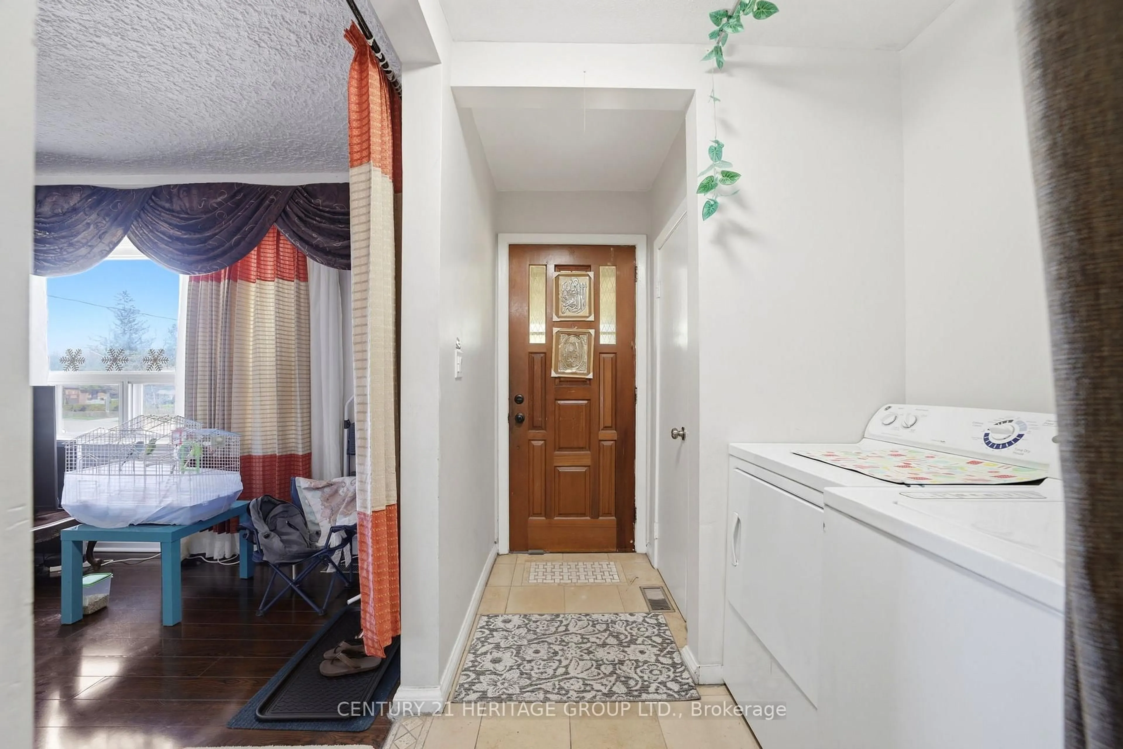 Indoor entryway for 10 Garthwood Dr, Toronto Ontario M1K 2J5