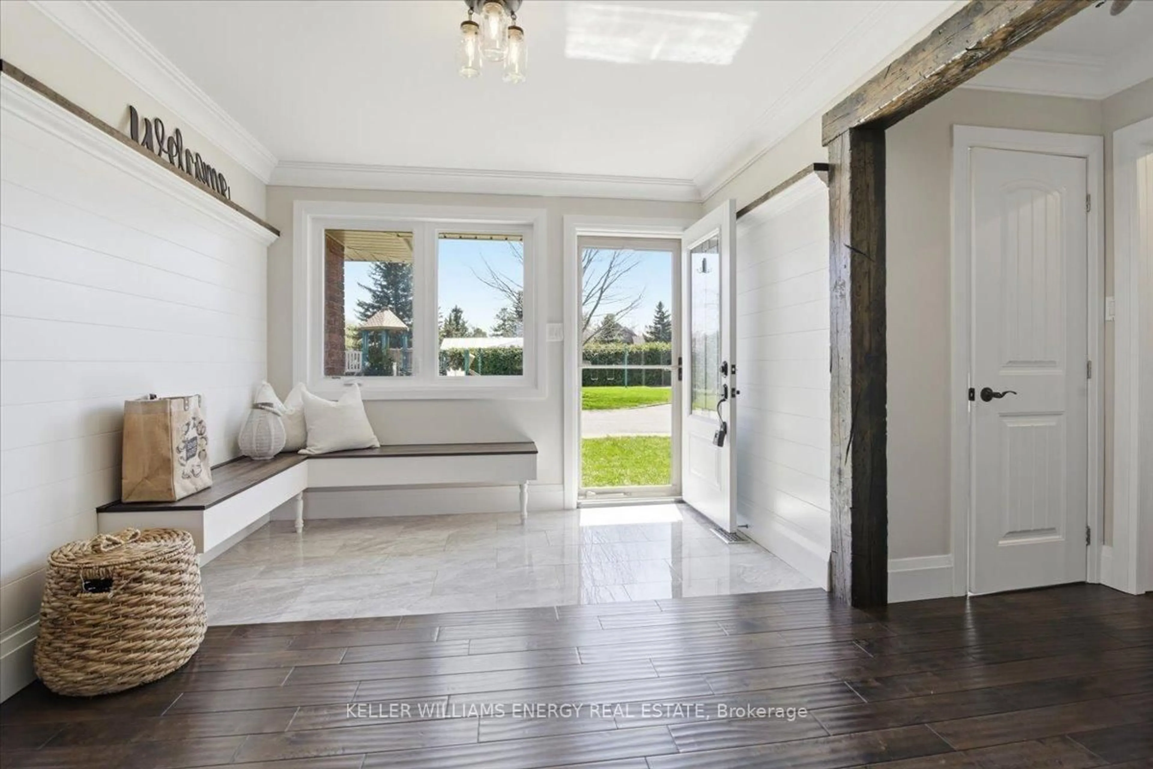 Indoor entryway for 4800 Main St, Clarington Ontario L0B 1M0