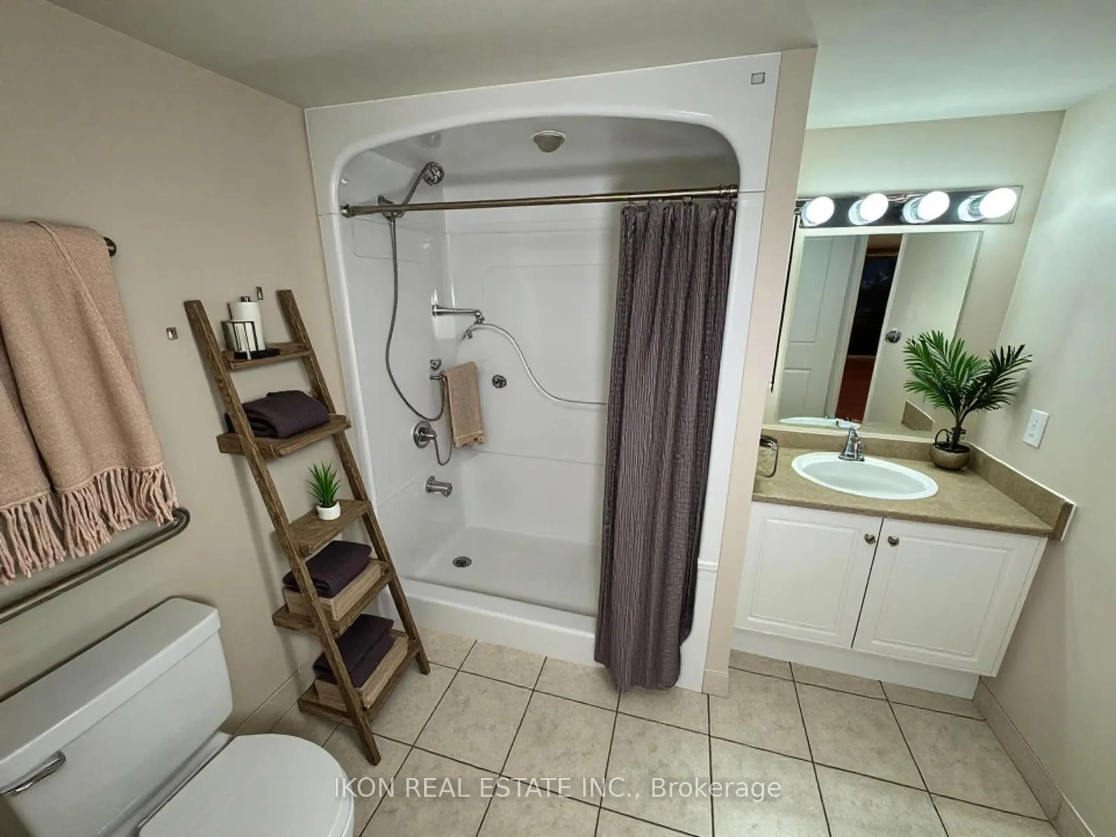 Standard bathroom, ceramic/tile floor for 100 Scottfield Dr #615, Toronto Ontario M1S 5W5