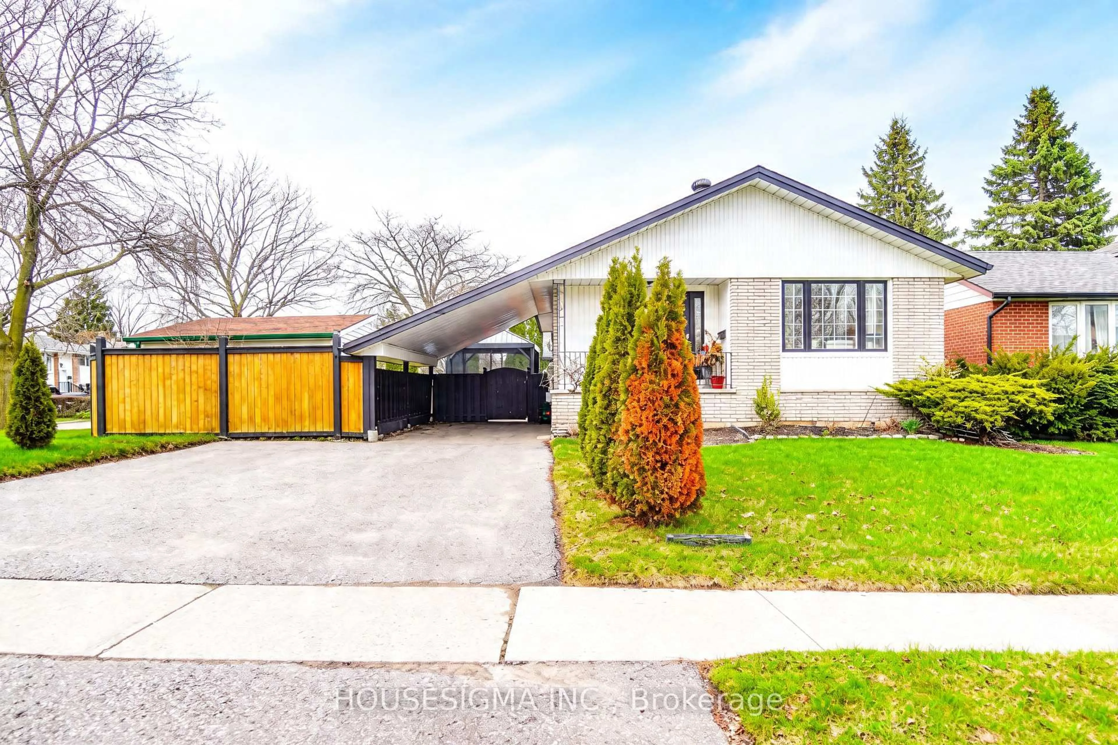 Home with vinyl exterior material, street for 919 Central Park Blvd, Oshawa Ontario L1G 6V8