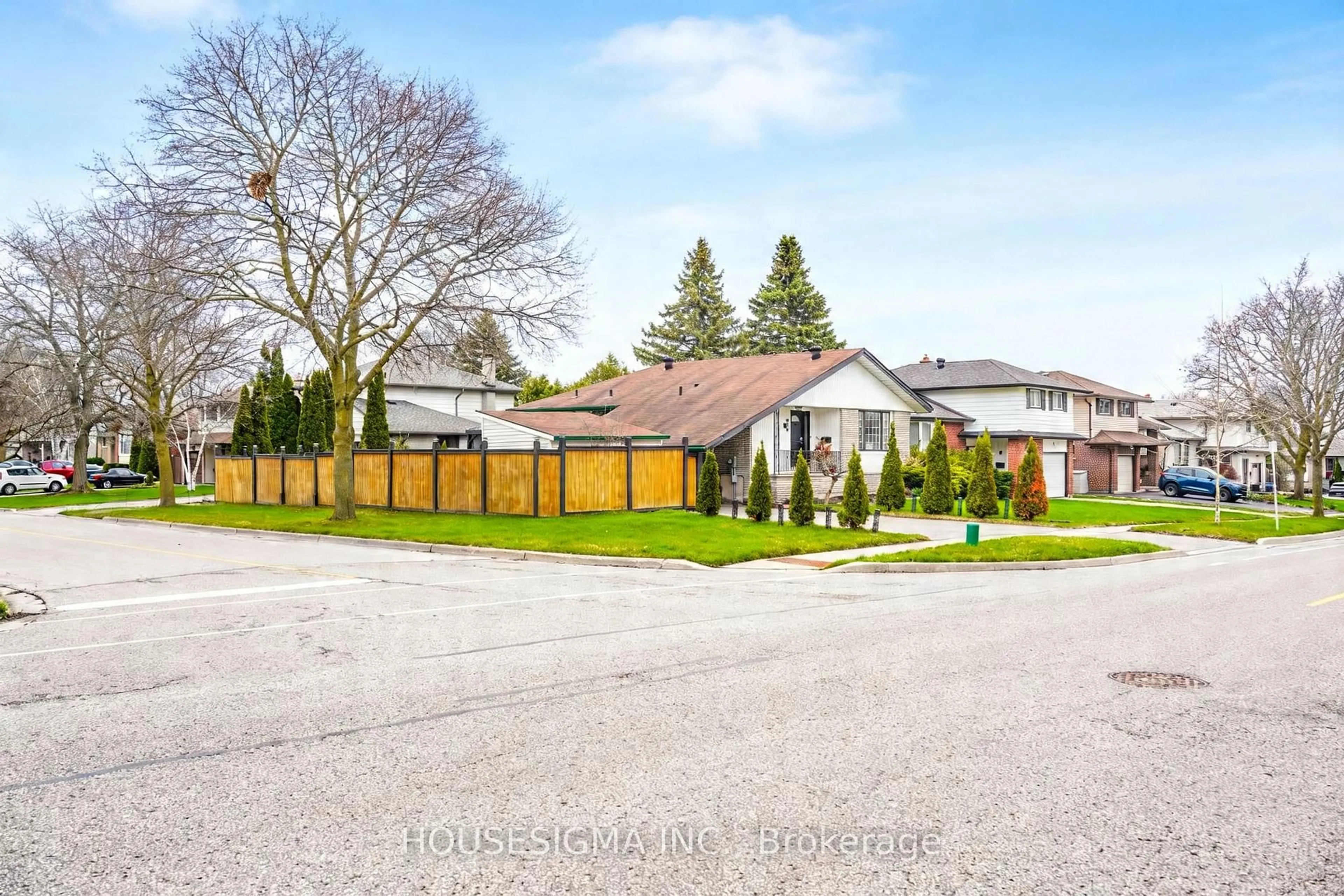 A pic from outside/outdoor area/front of a property/back of a property/a pic from drone, street for 919 Central Park Blvd, Oshawa Ontario L1G 6V8