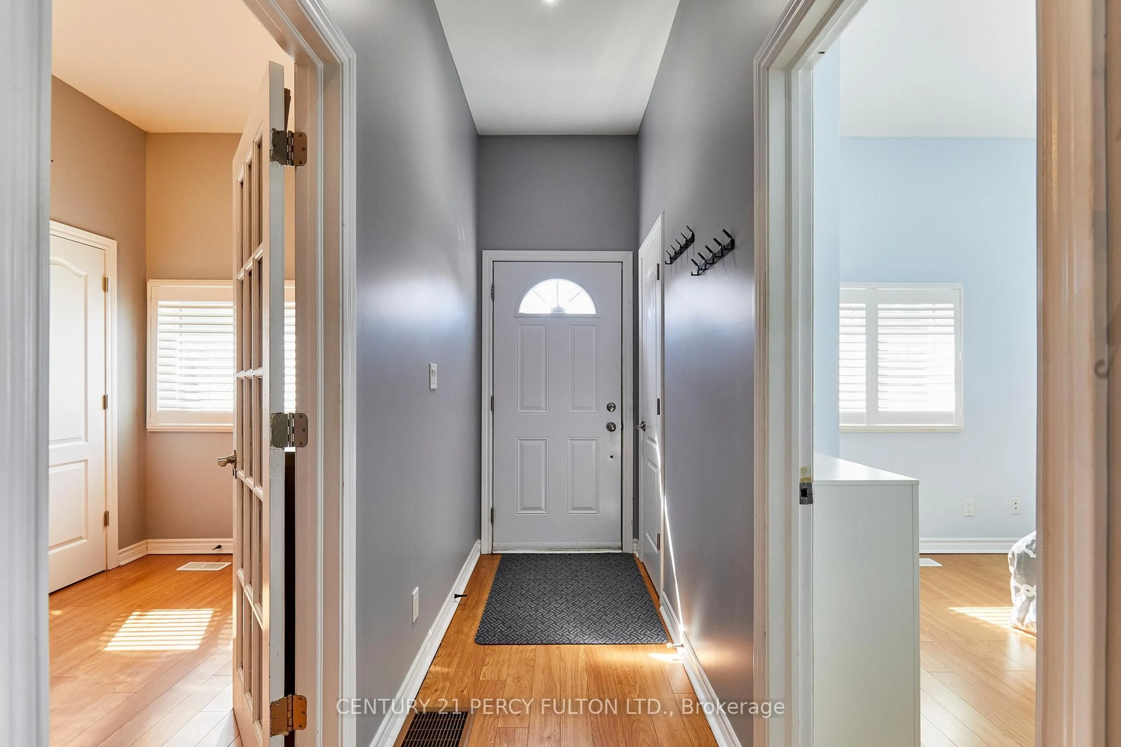 Indoor entryway for 297 Celina St, Oshawa Ontario L1H 4N9