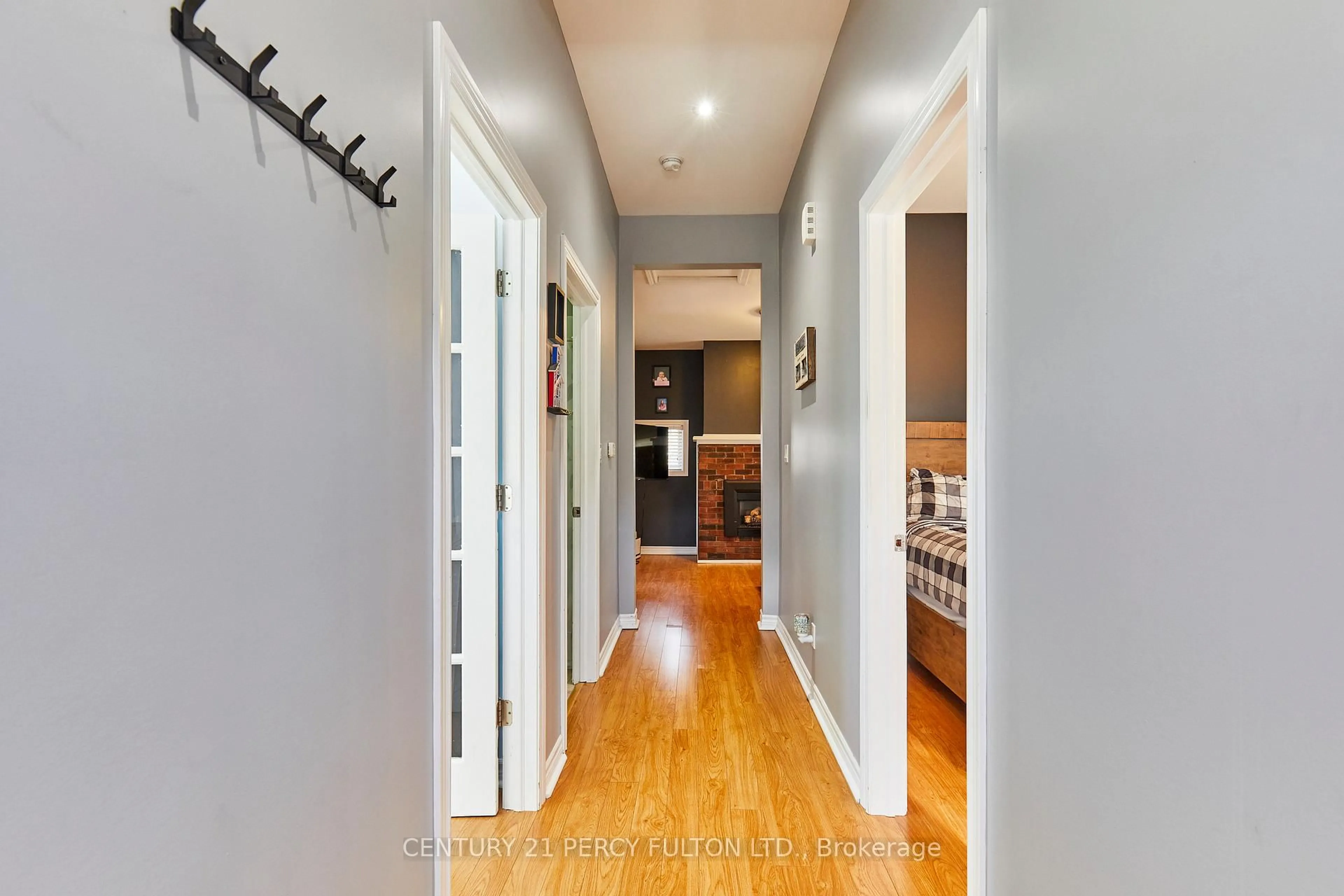 Indoor entryway for 297 Celina St, Oshawa Ontario L1H 4N9