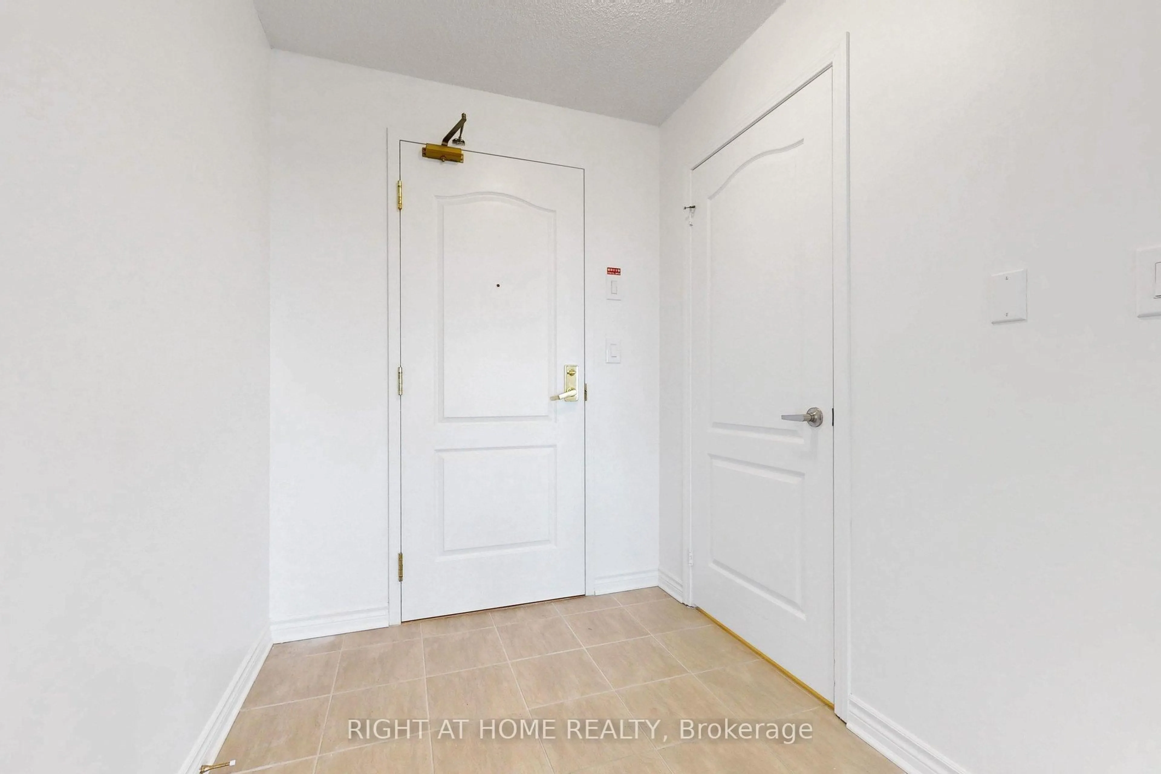 Indoor entryway for 2020 Mcnicoll Ave #807, Toronto Ontario M1V 0B5