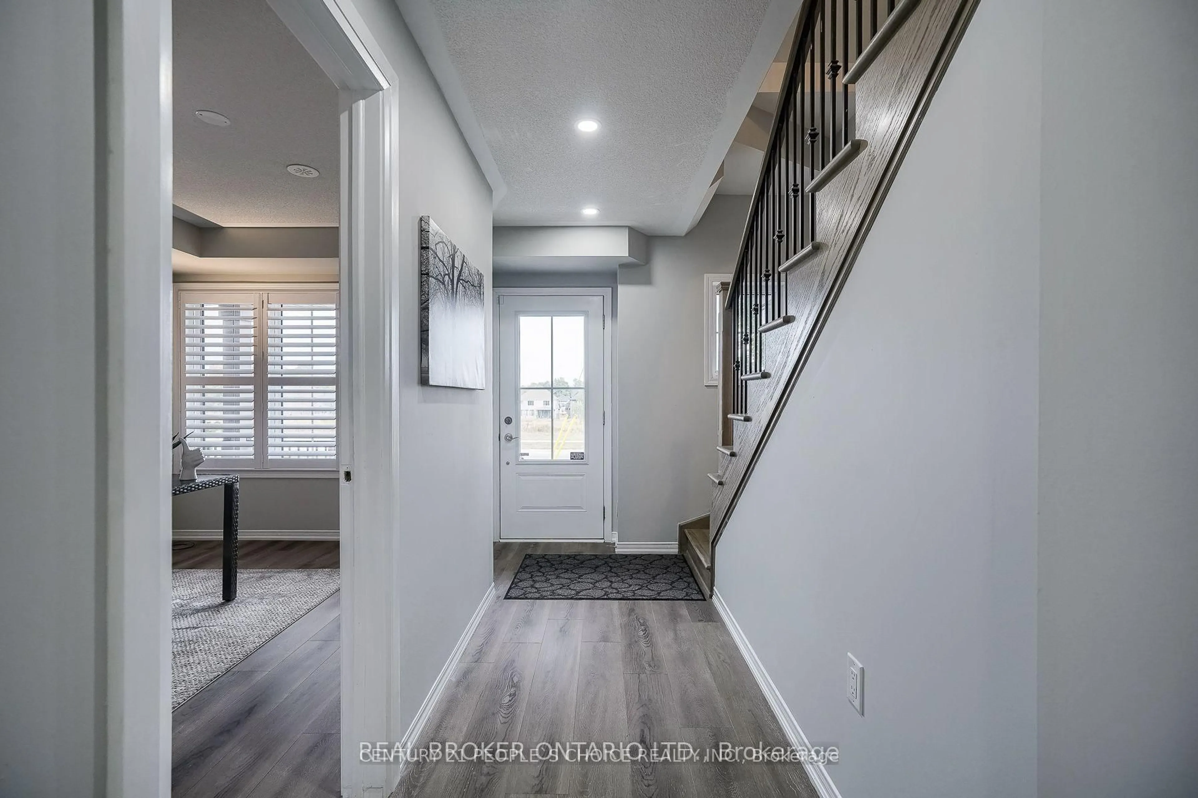 Indoor entryway for 18 Jerome Way, Clarington Ontario L1C 3K2