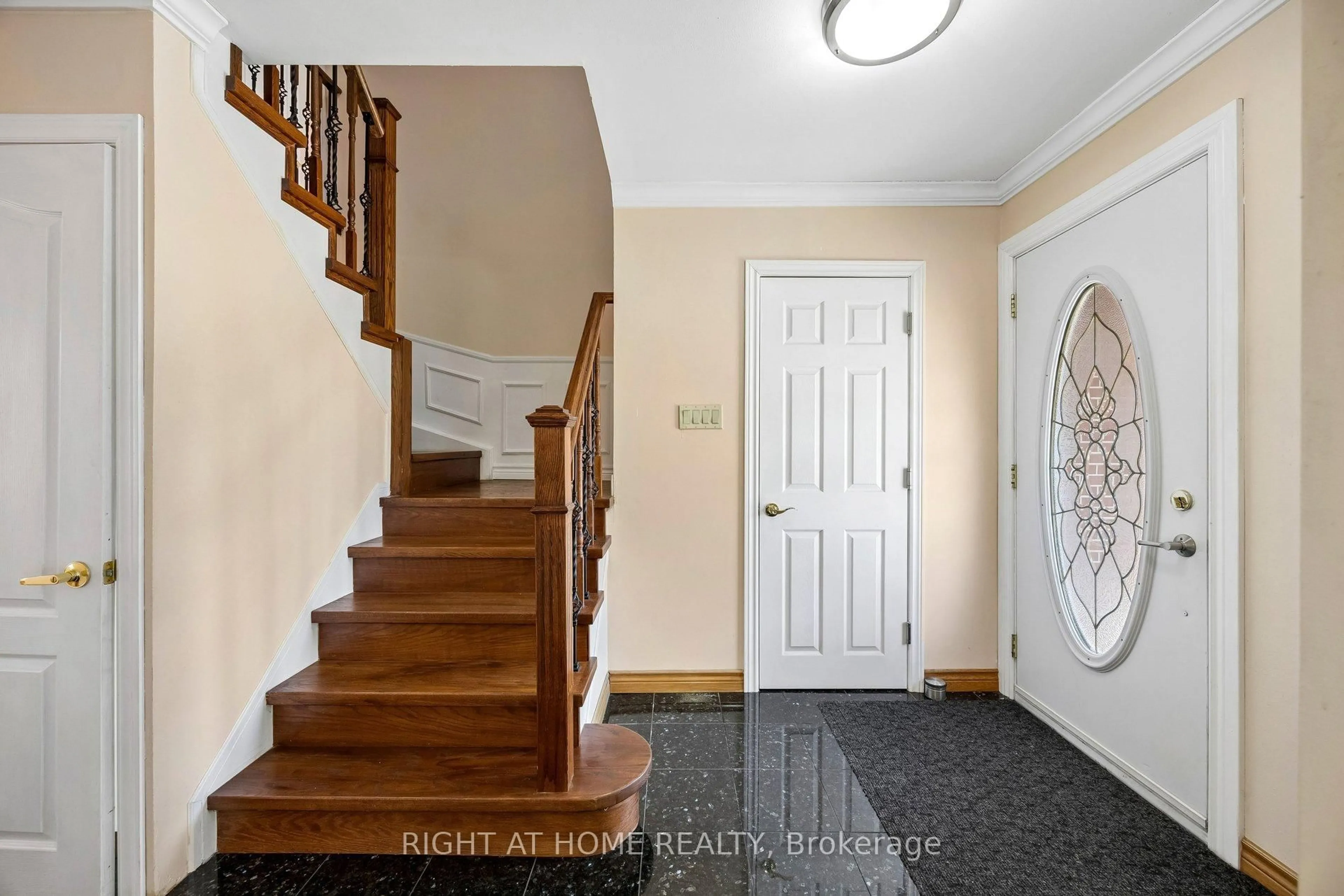 Indoor entryway for 46 Tidefall Dr, Toronto Ontario M1W 1J2