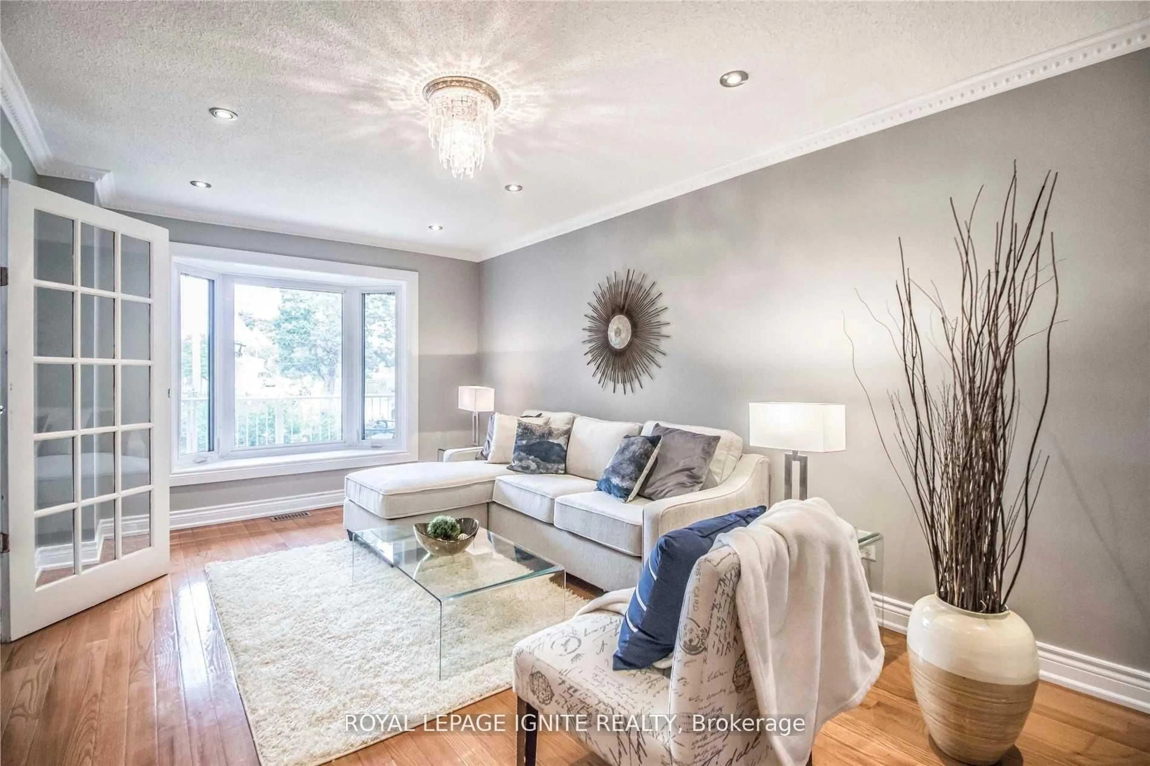 Living room with furniture, wood/laminate floor for 11 Carisbrooke Sq, Toronto Ontario M1B 4M2