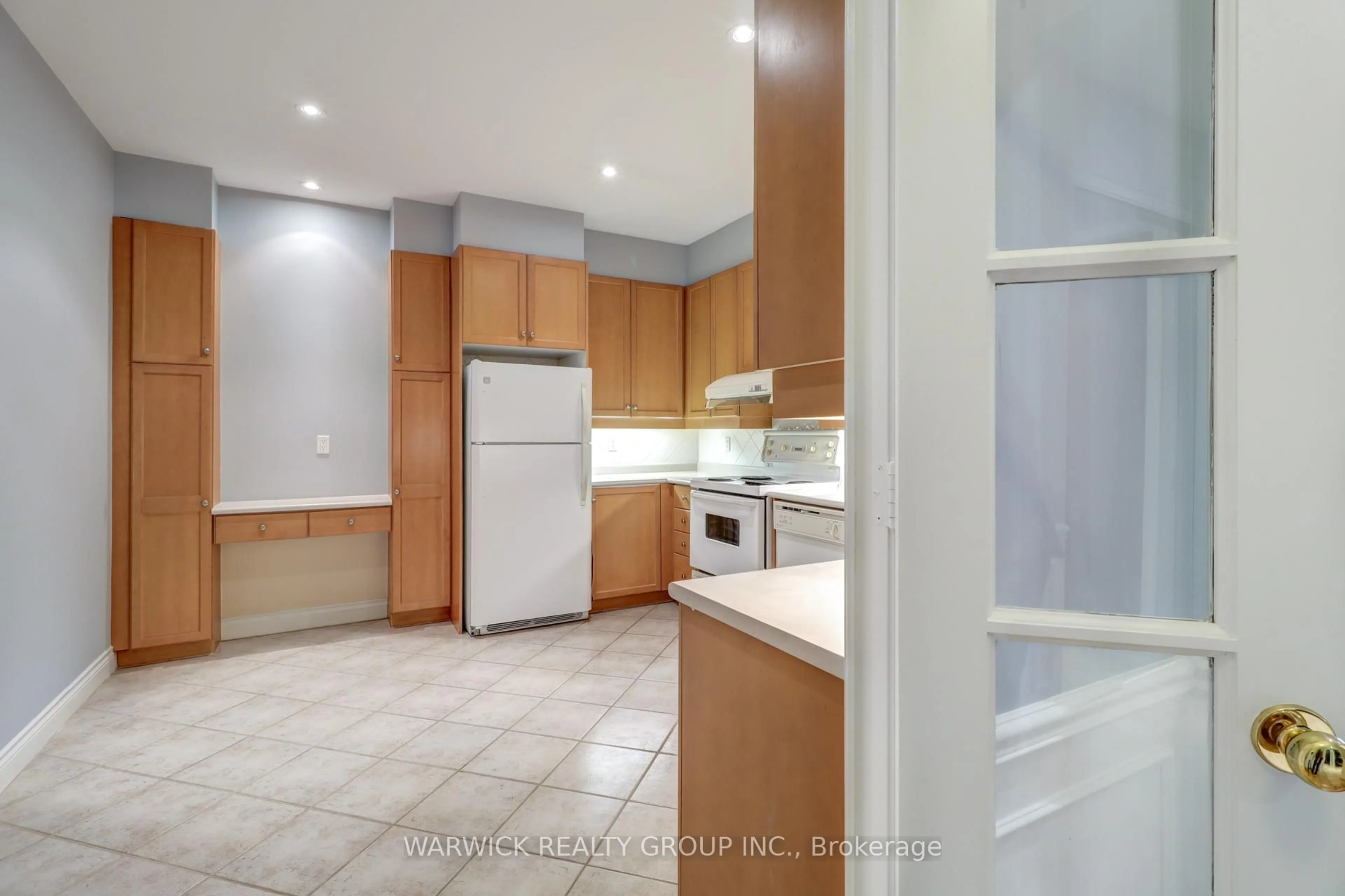 Standard kitchen, ceramic/tile floor for 228 Bonis Ave #102, Toronto Ontario M1T 3W4