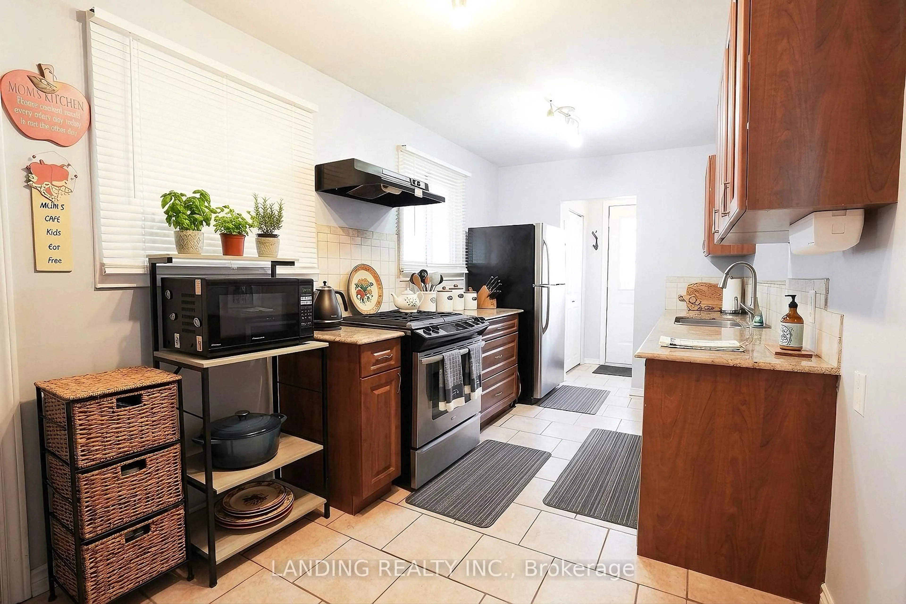 Standard kitchen, ceramic/tile floor for 1391 Tatra Dr, Pickering Ontario L1W 1K7