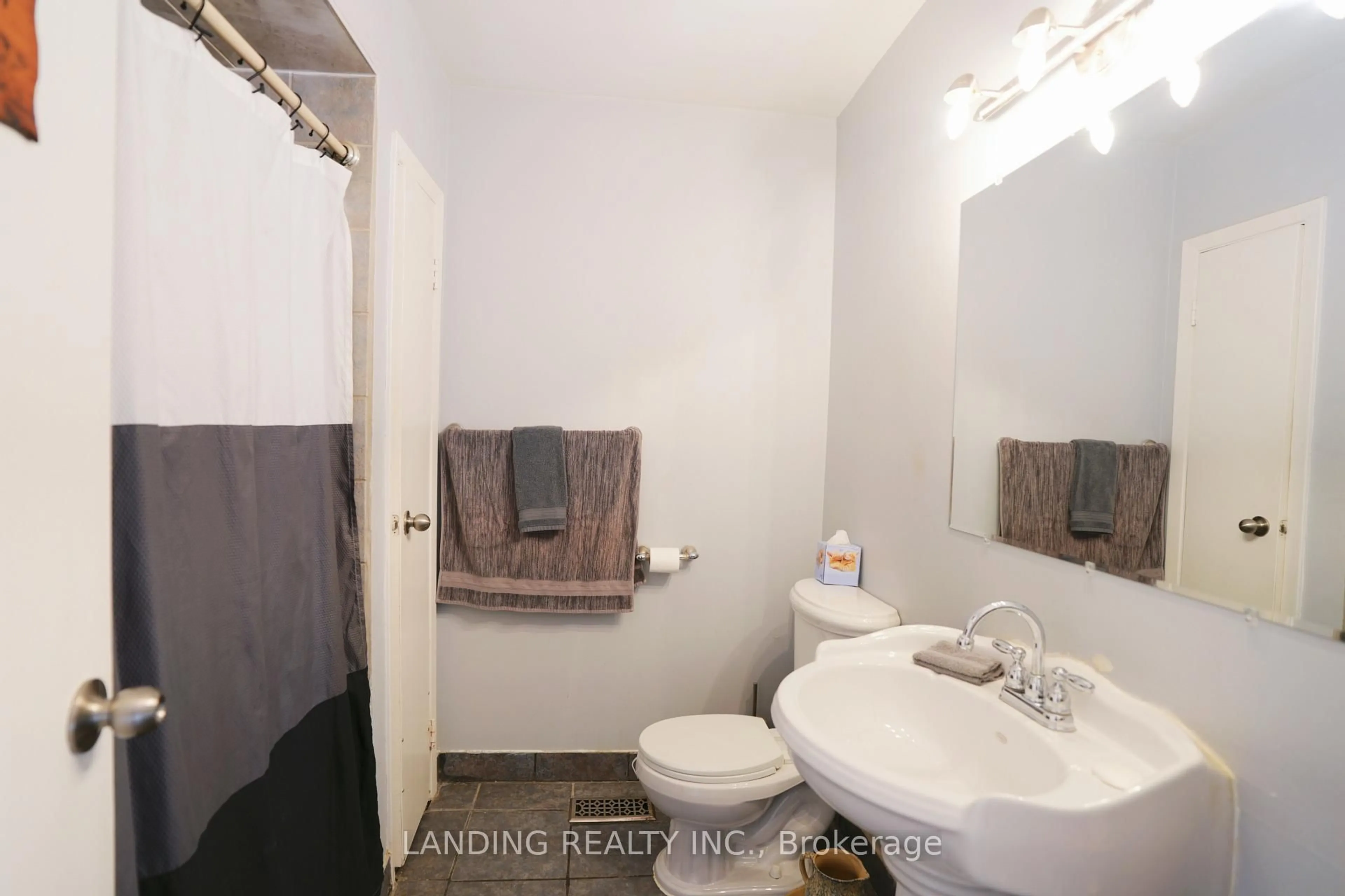 Standard bathroom, unknown for 1391 Tatra Dr, Pickering Ontario L1W 1K7