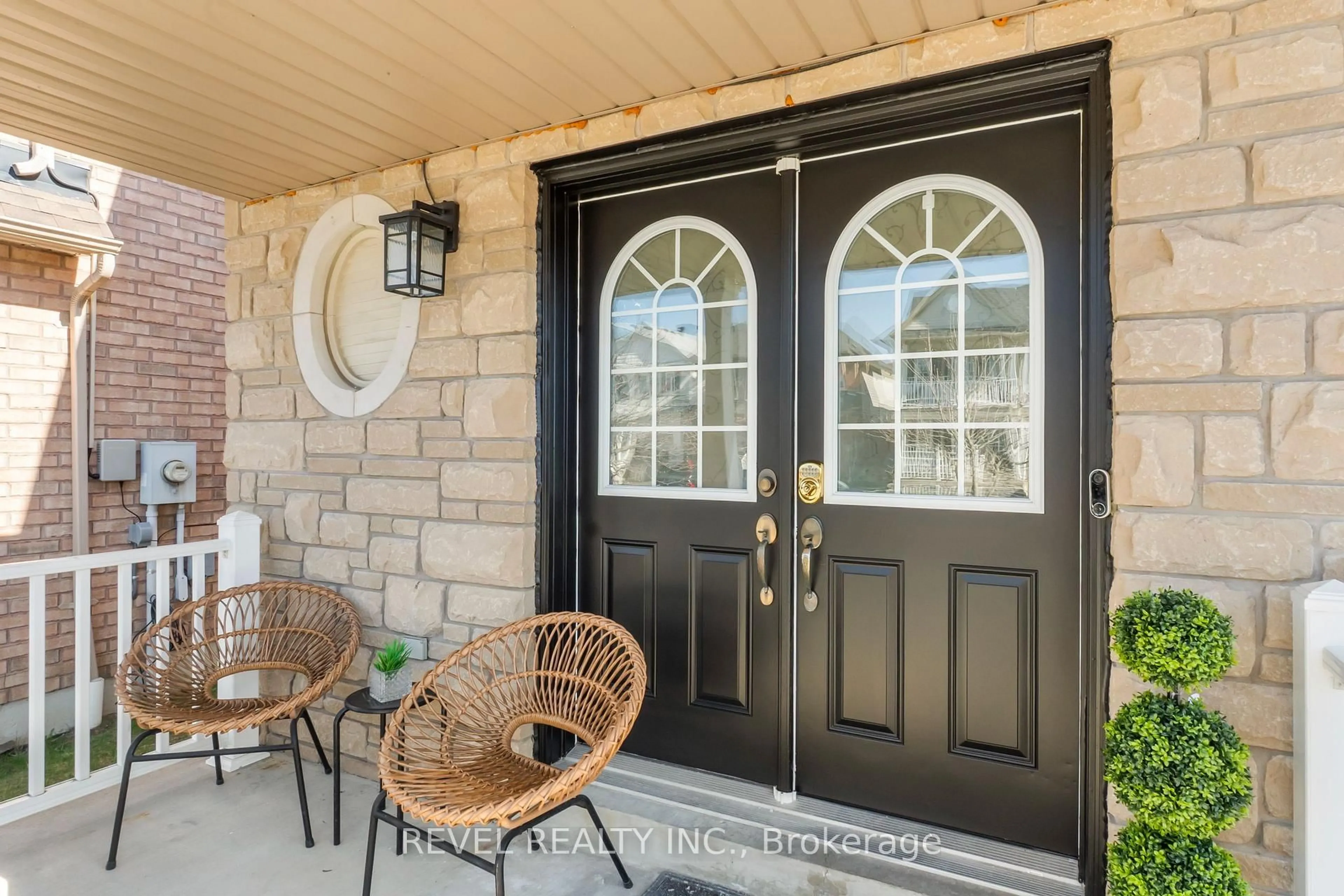 Indoor entryway for 15 Donlevy Cres, Whitby Ontario L1R 0B9