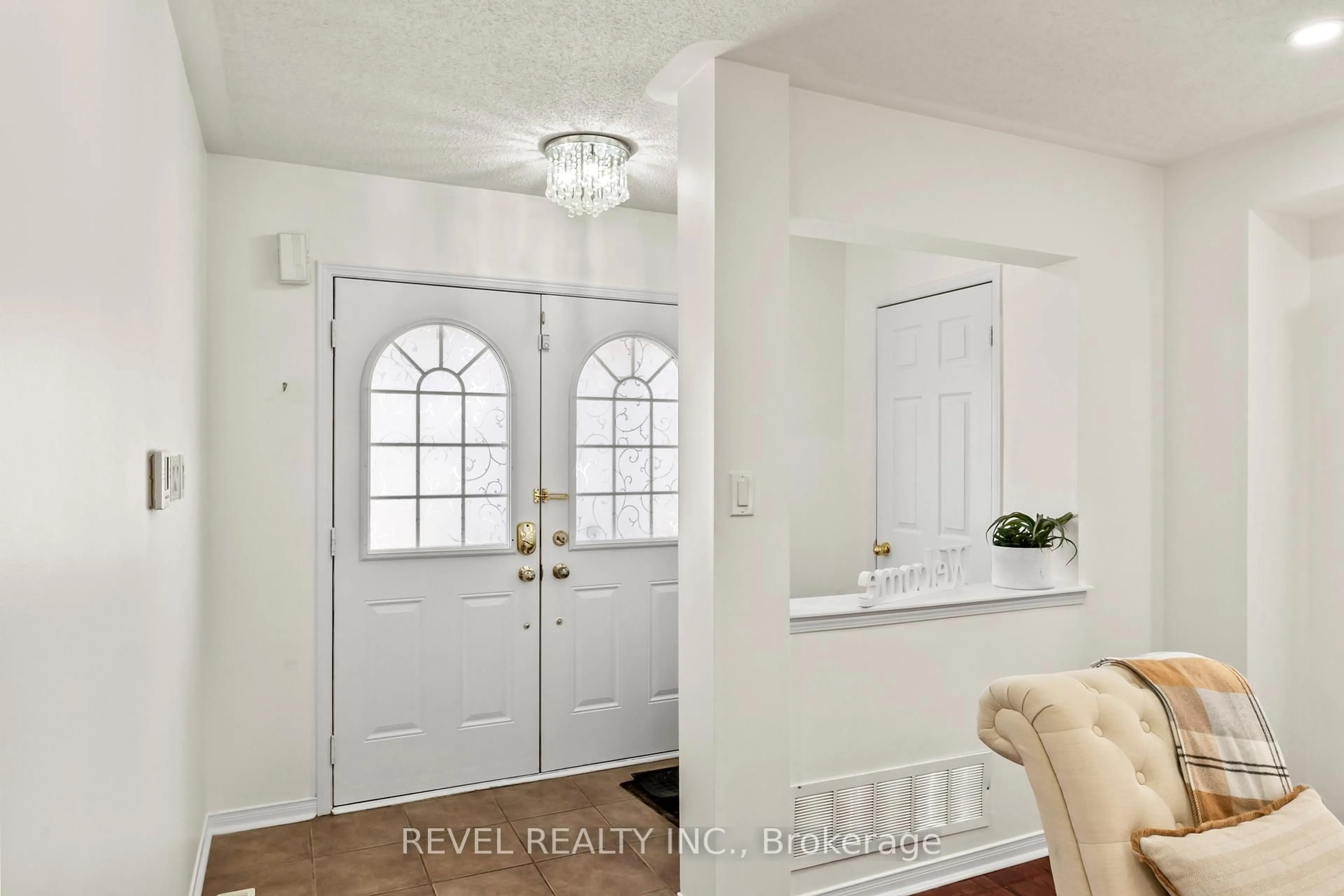 Indoor entryway for 15 Donlevy Cres, Whitby Ontario L1R 0B9