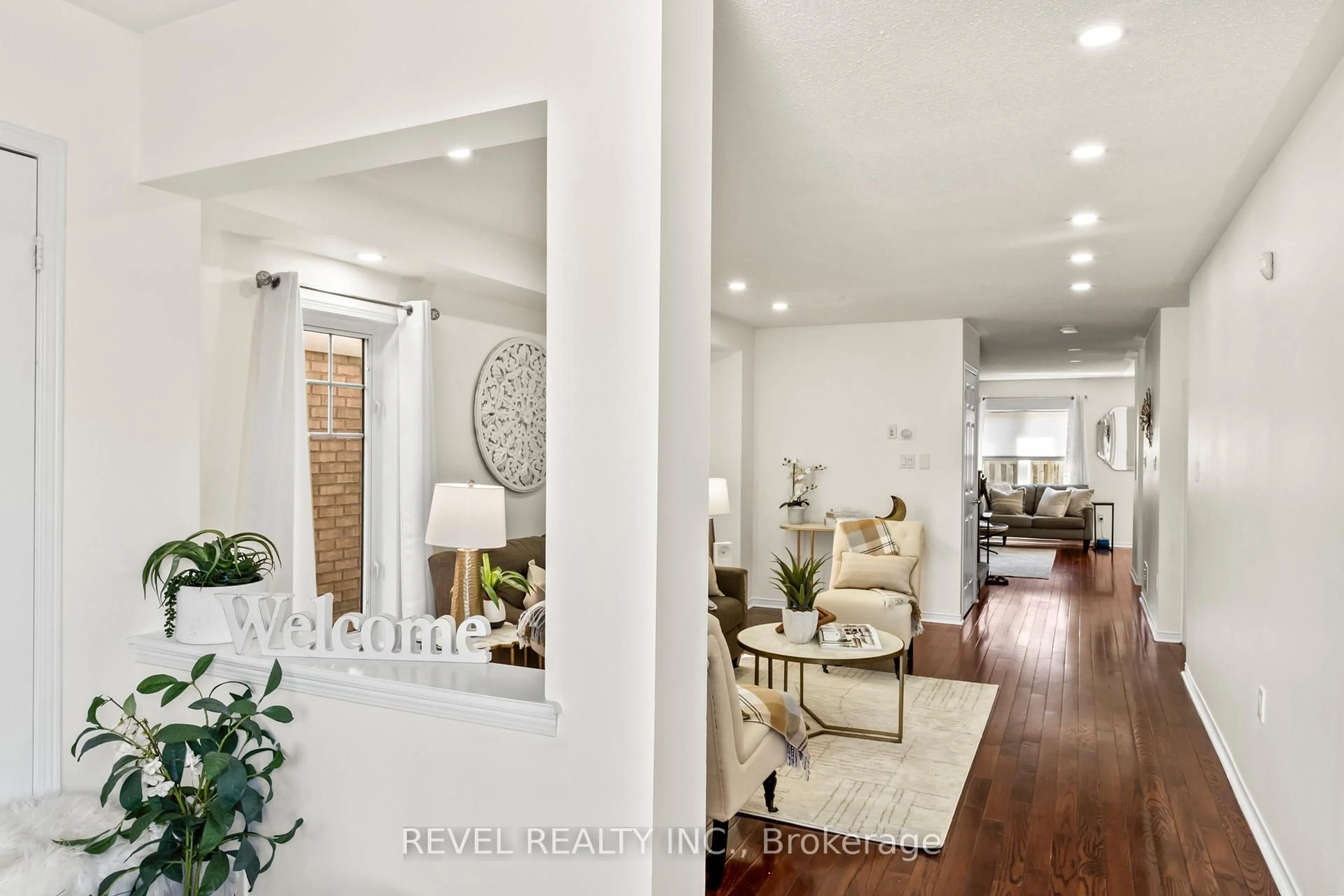 Indoor entryway for 15 Donlevy Cres, Whitby Ontario L1R 0B9