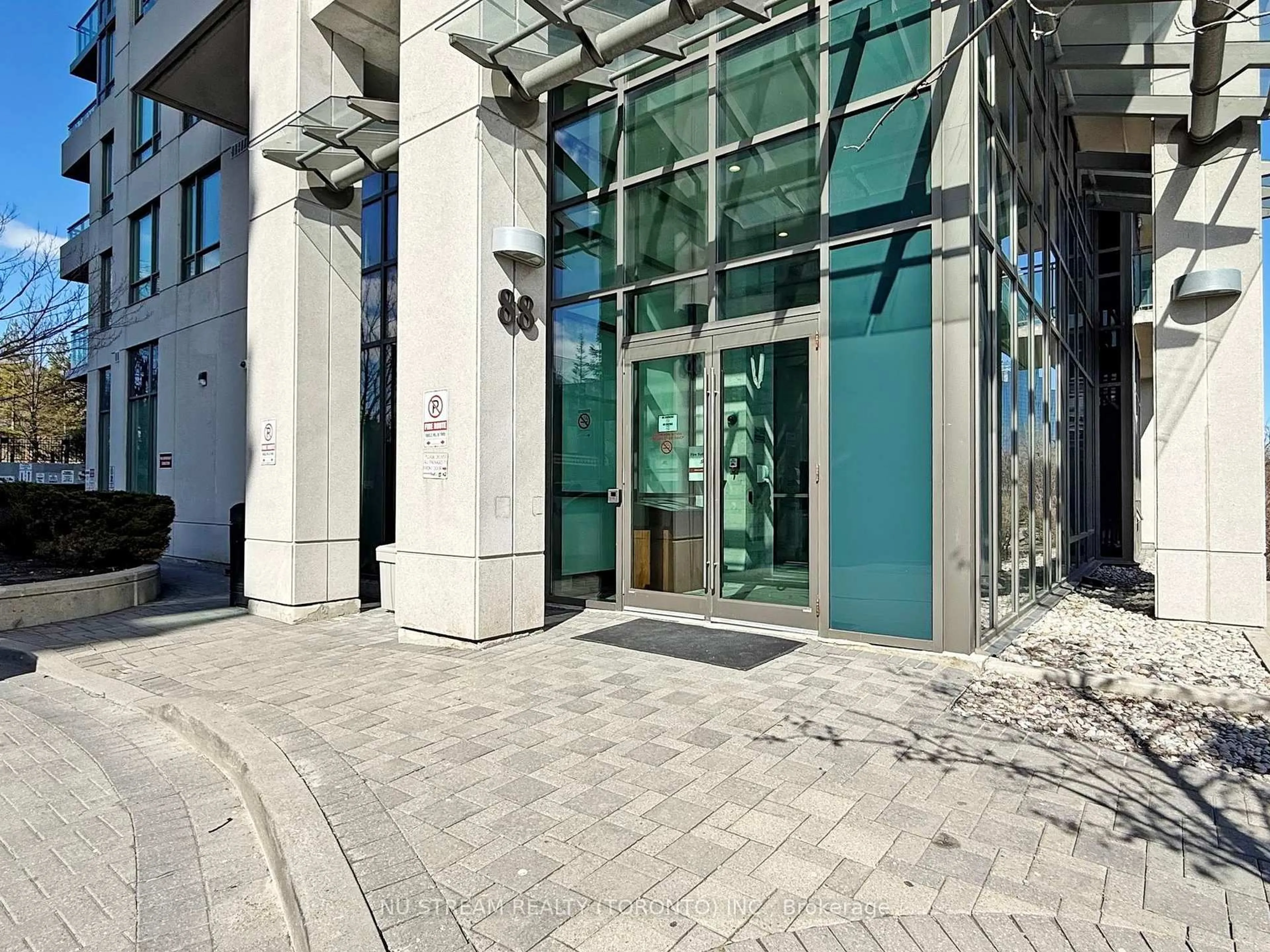 Indoor foyer for 88 Grangeway Ave #703, Toronto Ontario M1H 0A2