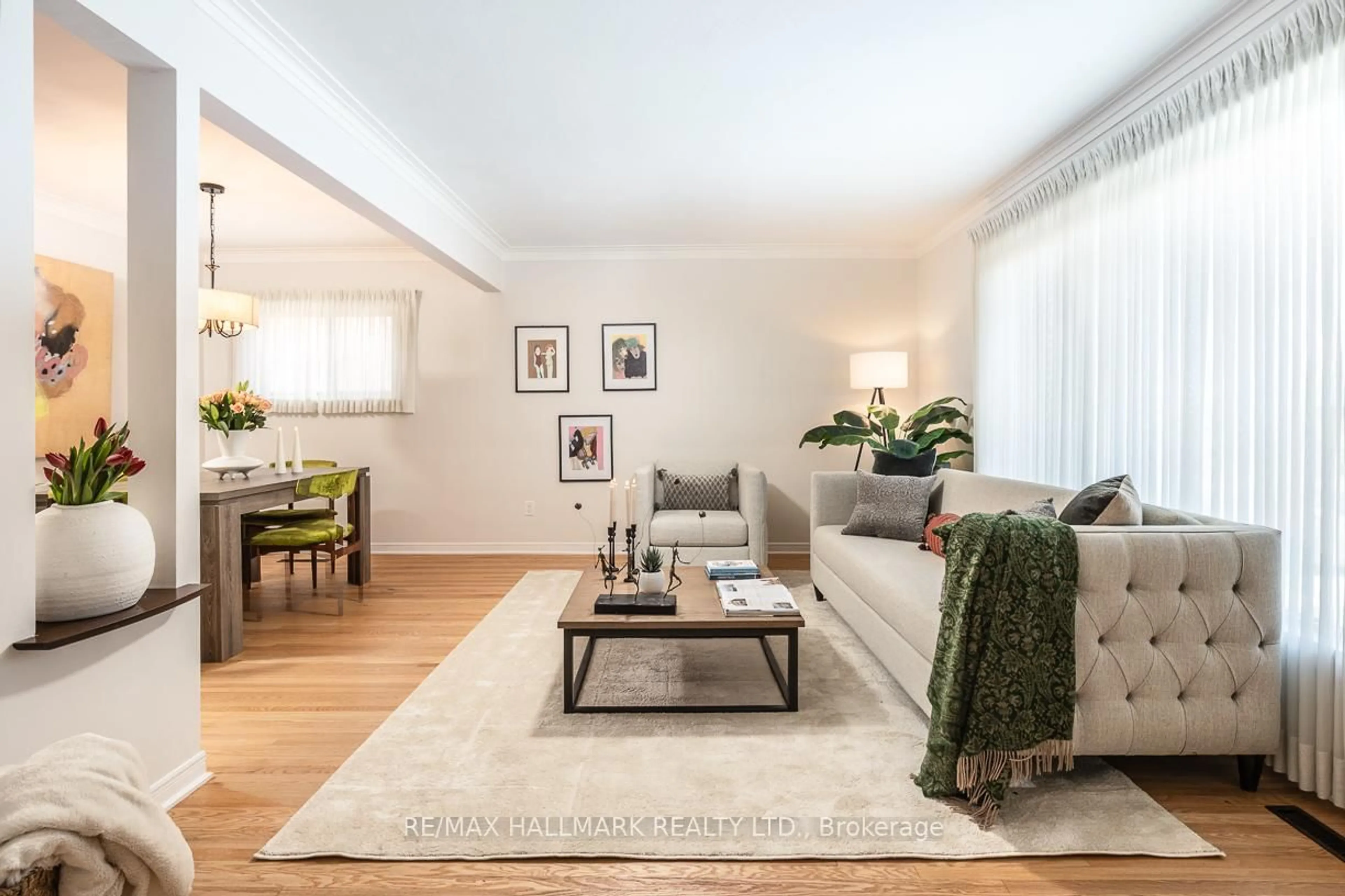 Living room with furniture, wood/laminate floor for 28 Crosland Dr, Toronto Ontario M1R 4M8