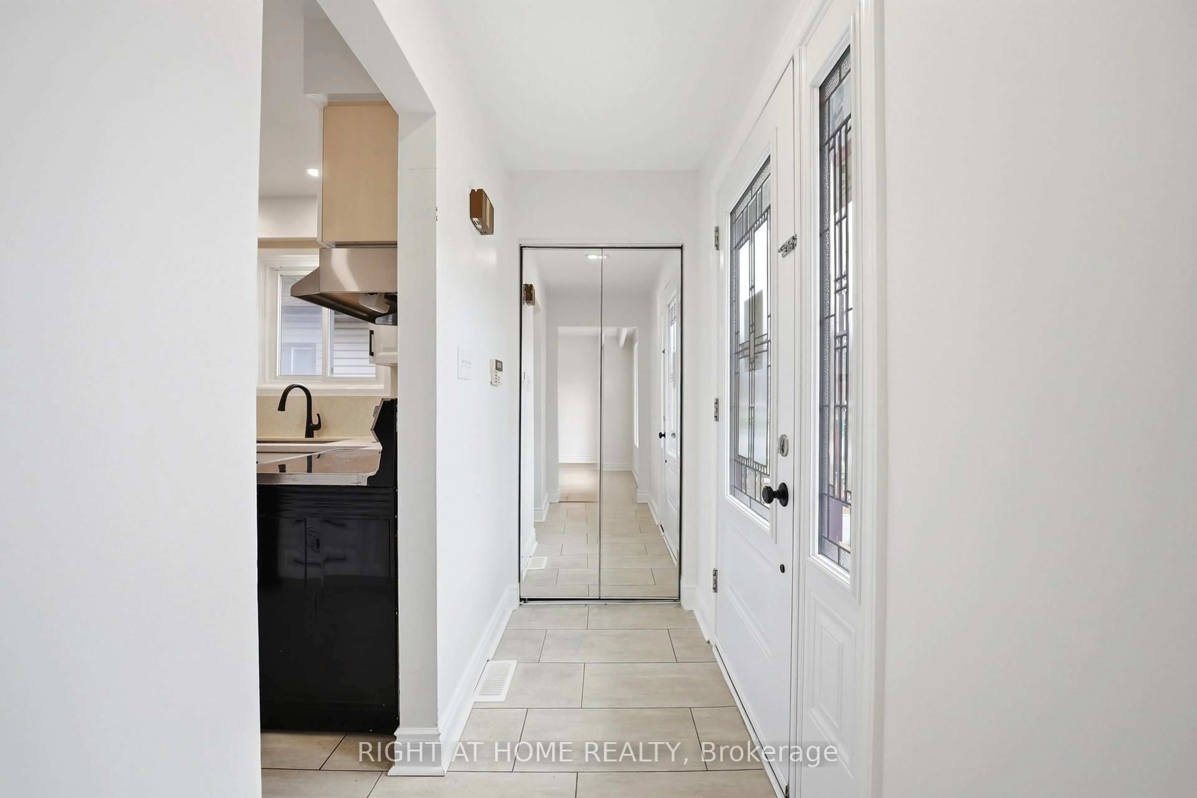 Indoor entryway for 839 Glen St, Oshawa Ontario L1J 3T9