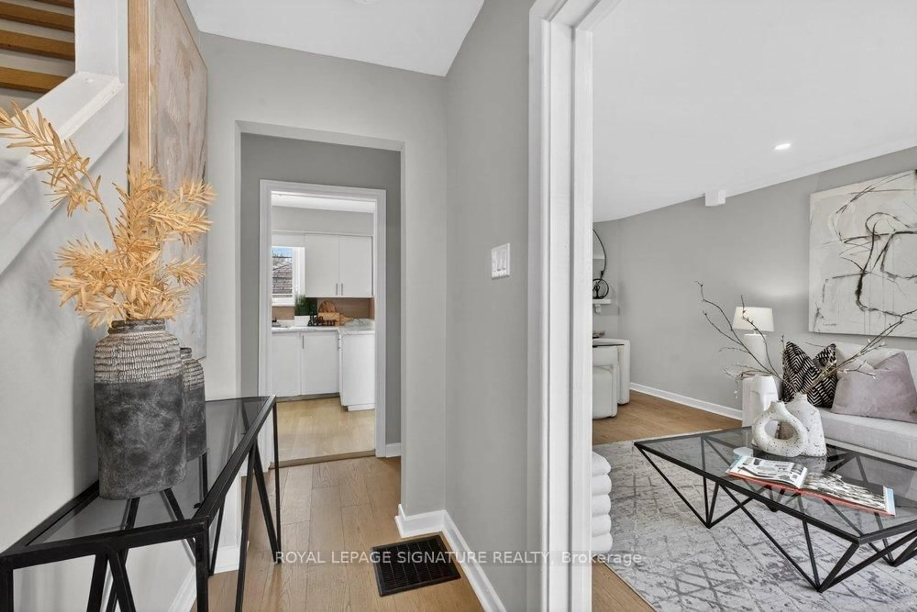 Indoor entryway for 3244 St Clair Ave, Toronto Ontario M1L 1V8