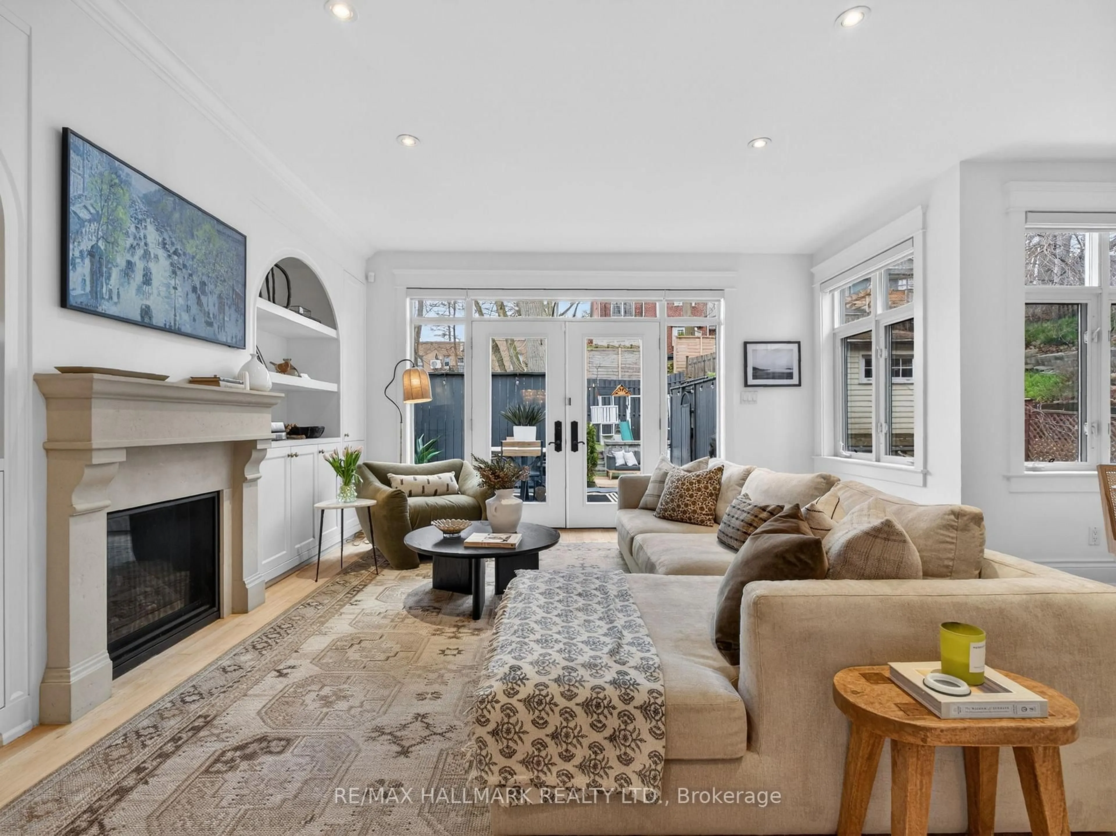 Living room with furniture, unknown for 88 Neville Park Blvd, Toronto Ontario M4E 3P8