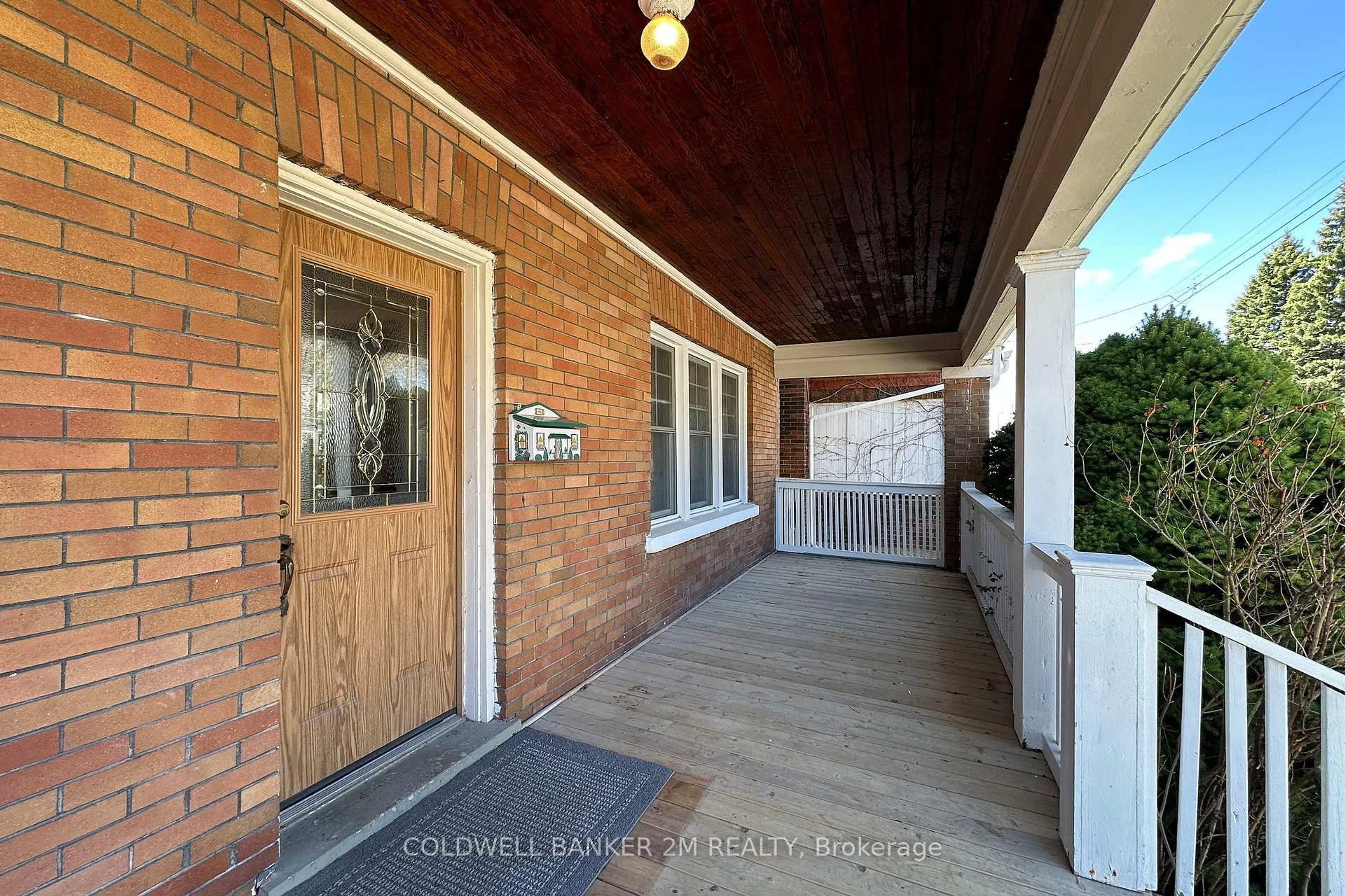 Indoor entryway for 49 Brock St, Oshawa Ontario L1G 1R8