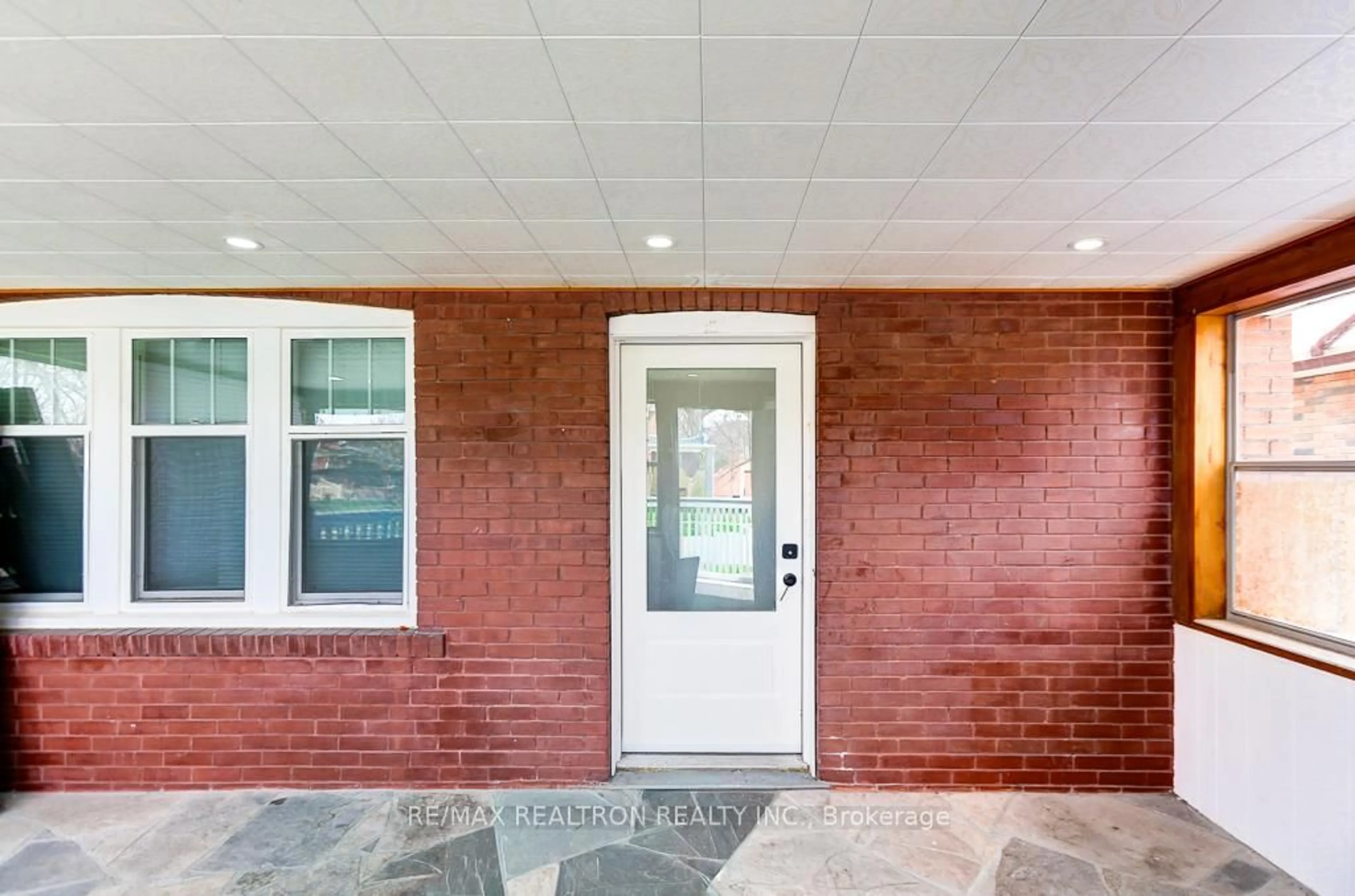 Unknown for 317 Gliddon Ave, Oshawa Ontario L2H 1Z2