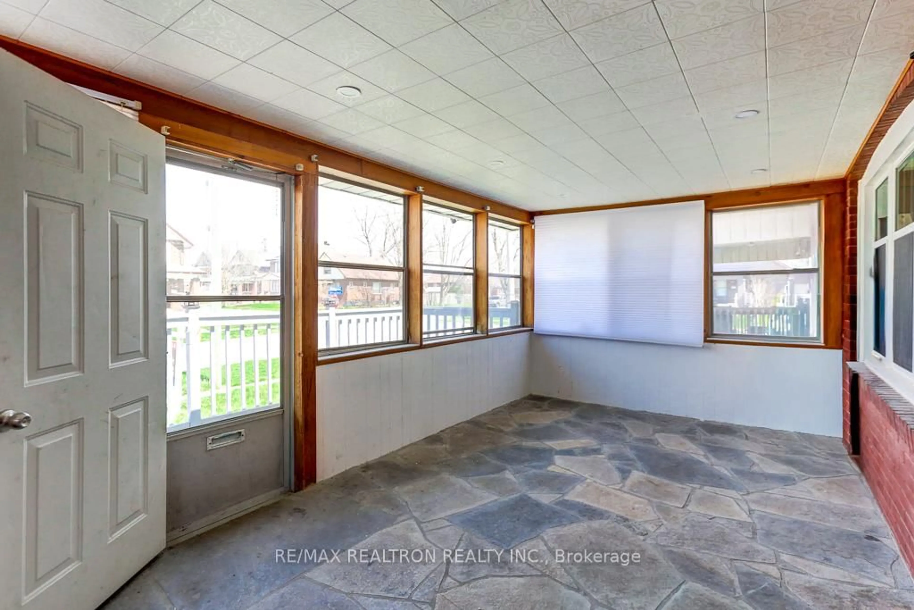 Unknown for 317 Gliddon Ave, Oshawa Ontario L2H 1Z2