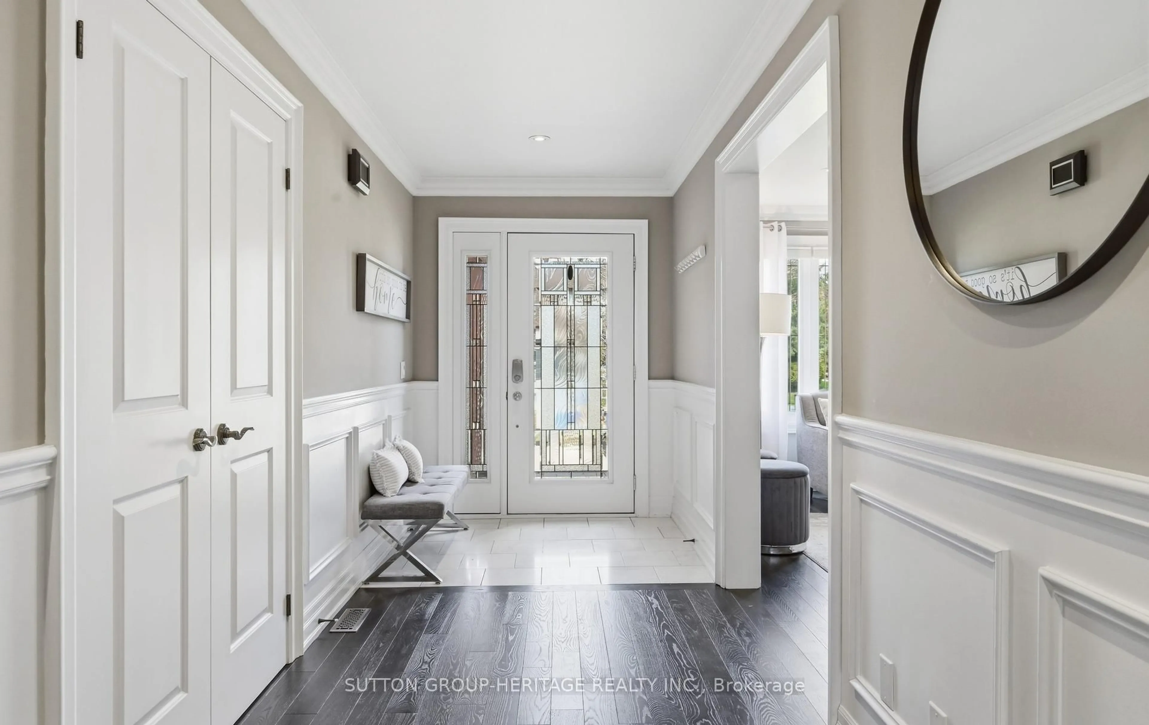 Indoor entryway for 537 Charnwood Crt, Pickering Ontario L1V 4Y5