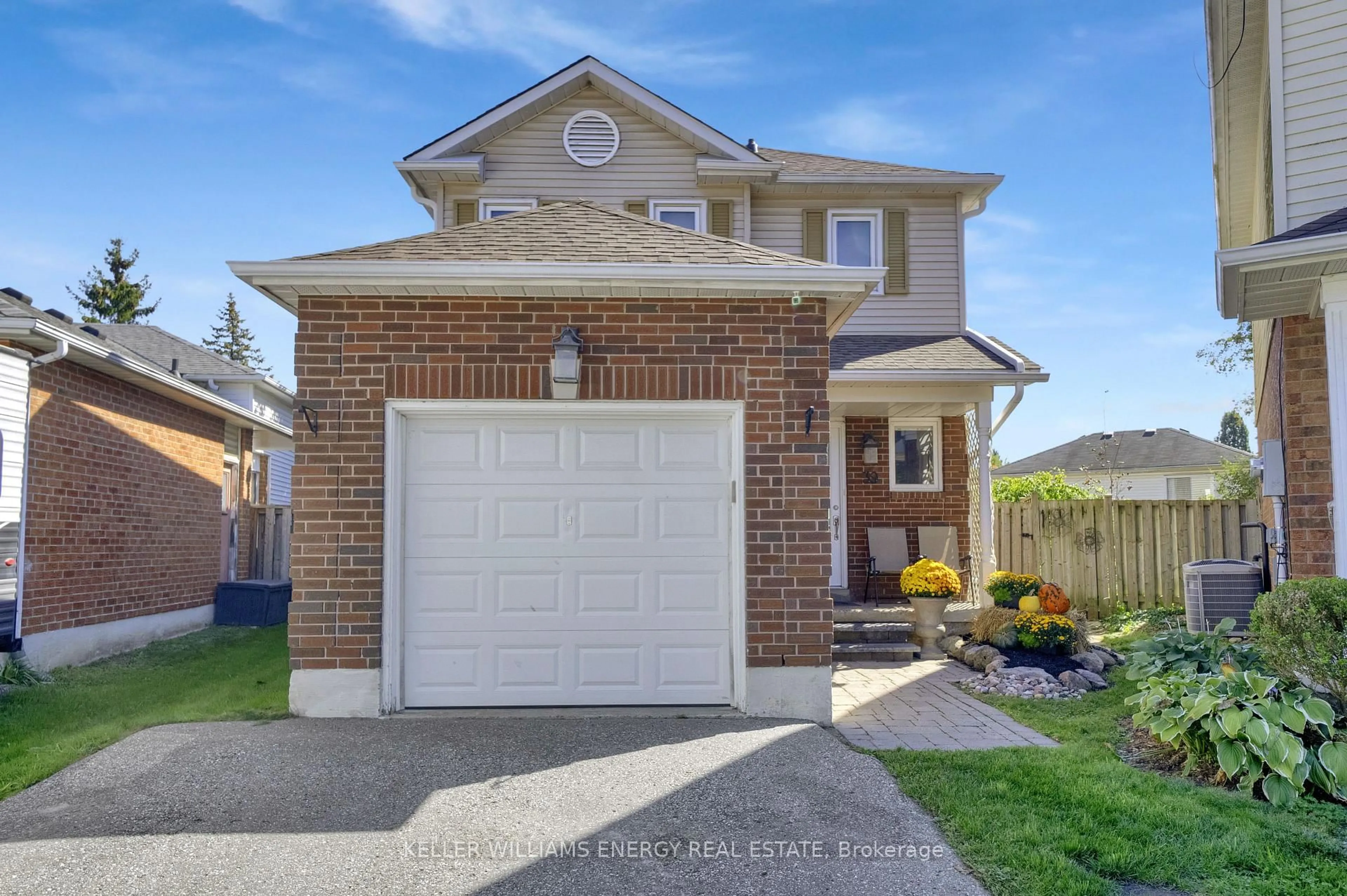 Home with brick exterior material, street for 39 Longwood Crt, Clarington Ontario L1E 1R9