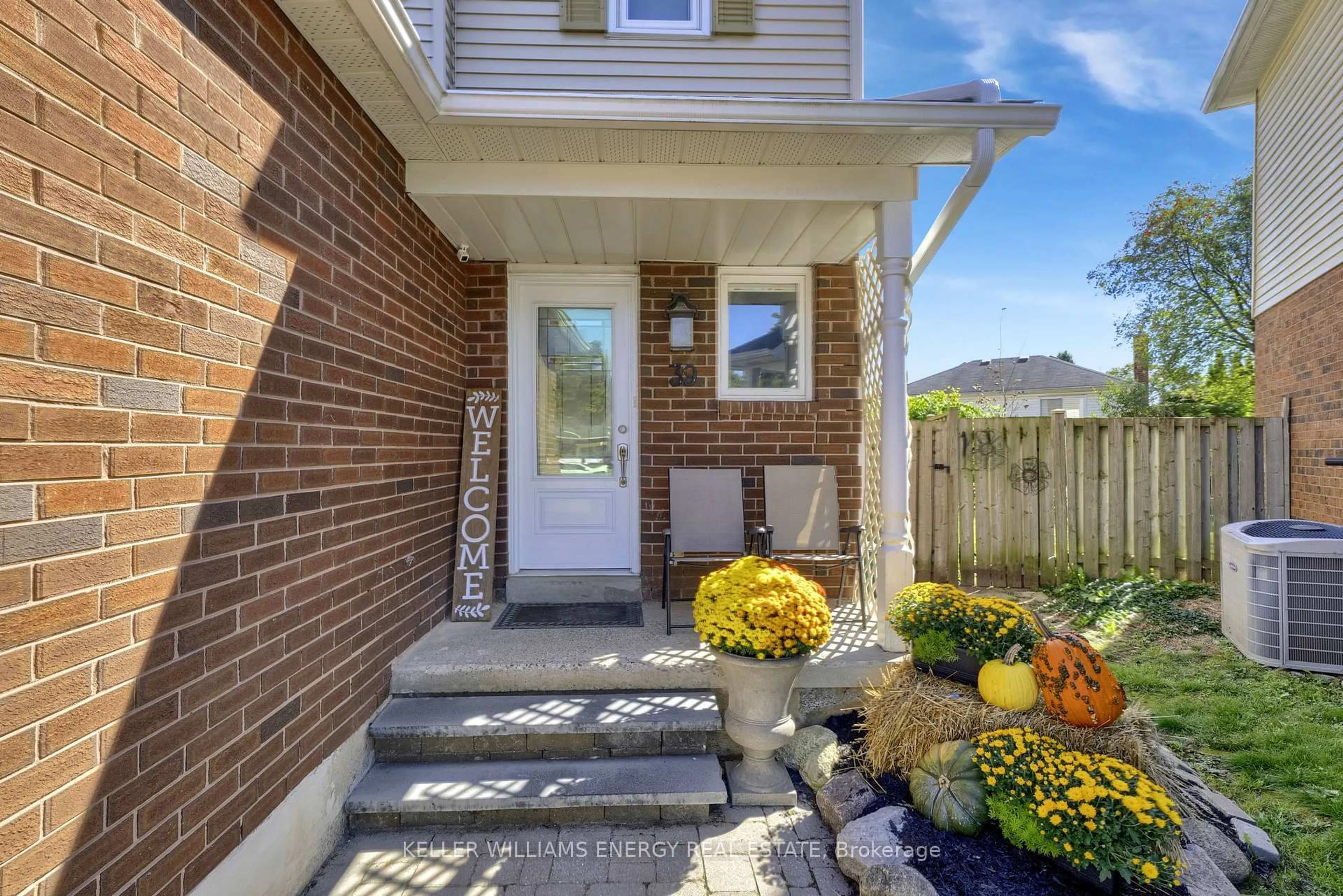 Home with brick exterior material, street for 39 Longwood Crt, Clarington Ontario L1E 1R9