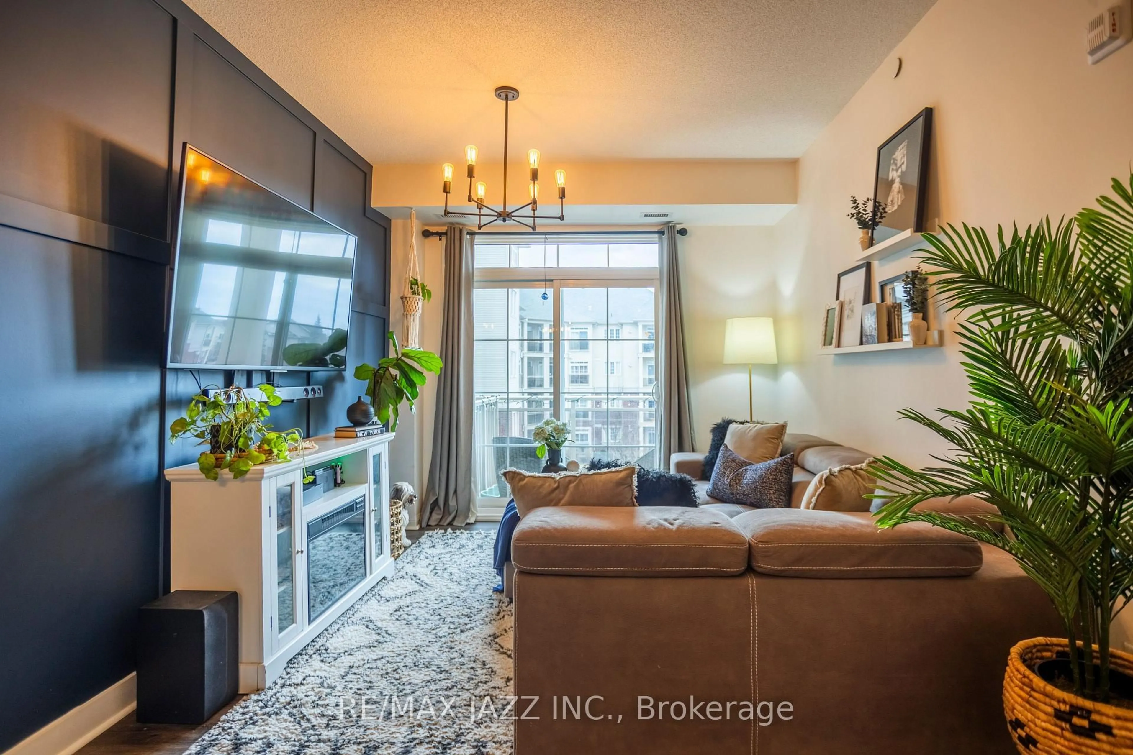 Living room with furniture, unknown for 80 Aspen Springs Dr #308, Clarington Ontario L1C 0V4