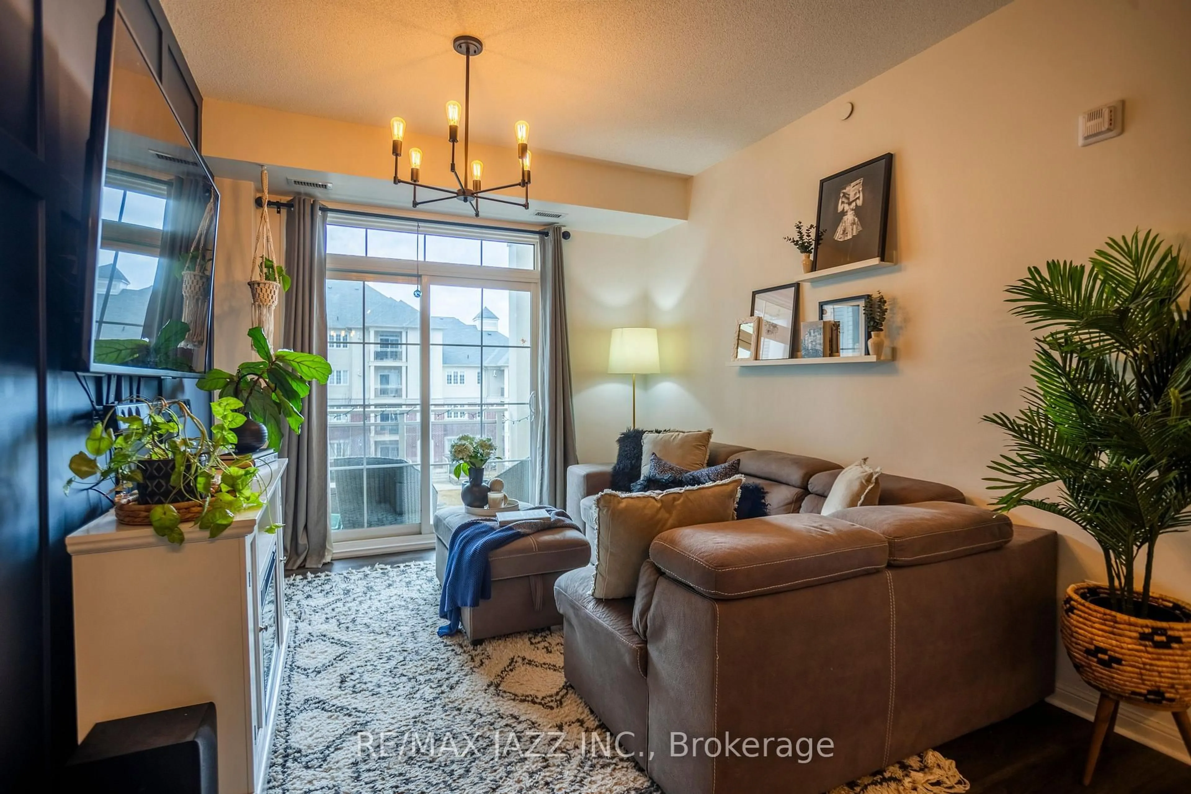 Living room with furniture, unknown for 80 Aspen Springs Dr #308, Clarington Ontario L1C 0V4