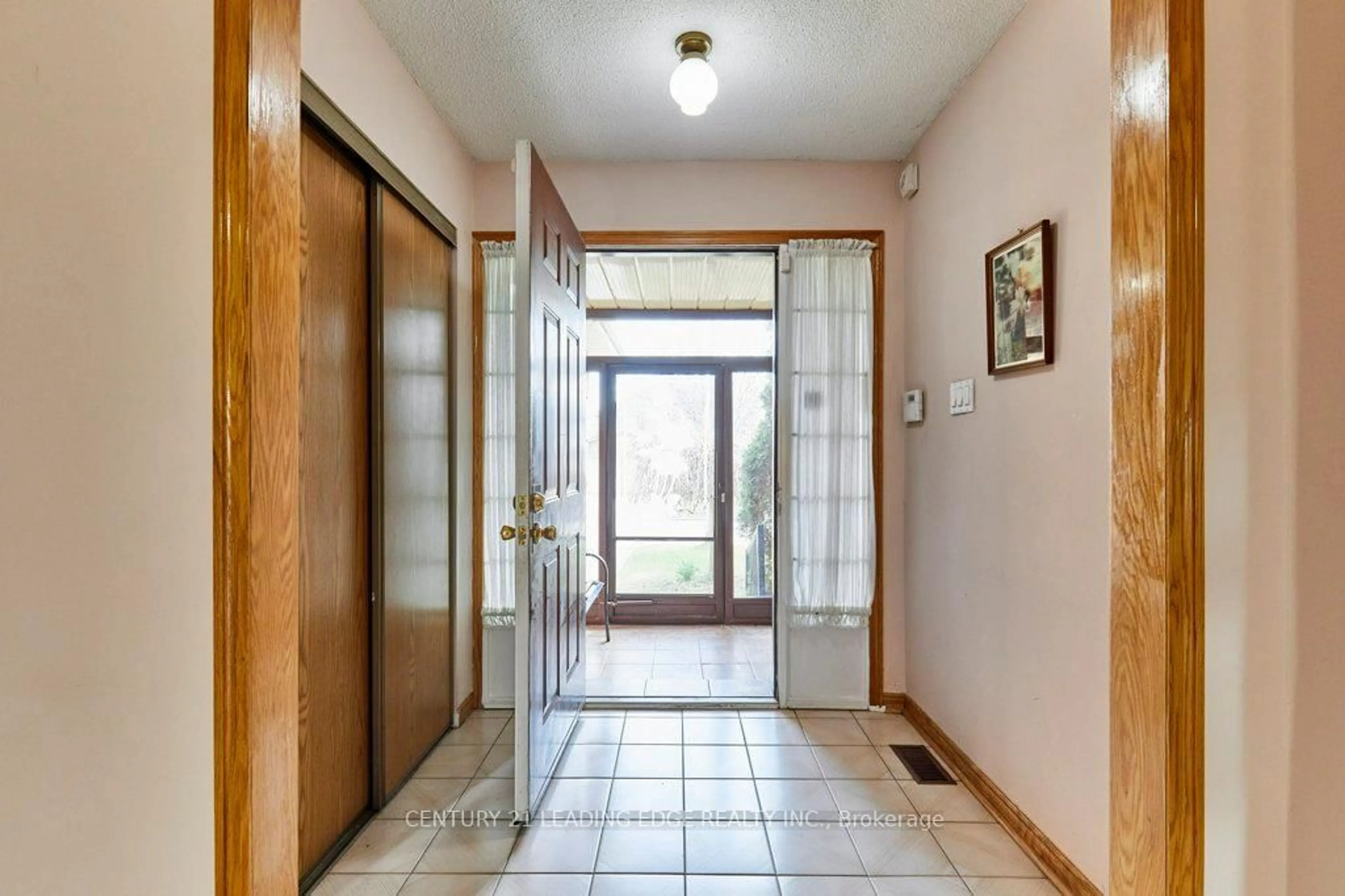 Indoor foyer for 73 Charcoal Dr, Toronto Ontario M1C 3T9