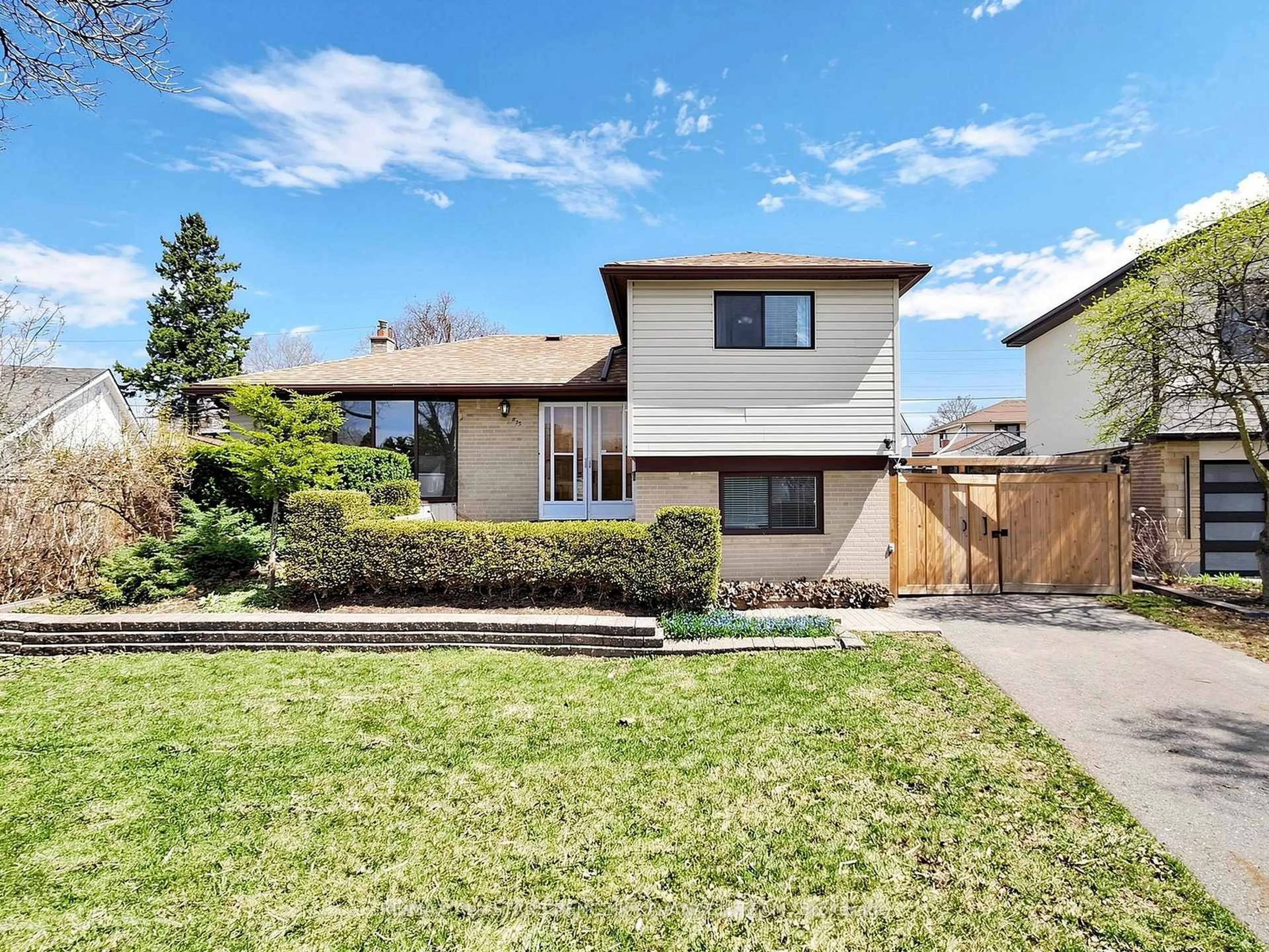 Home with vinyl exterior material, street for 875 Chapleau Dr, Pickering Ontario L1W 1P6