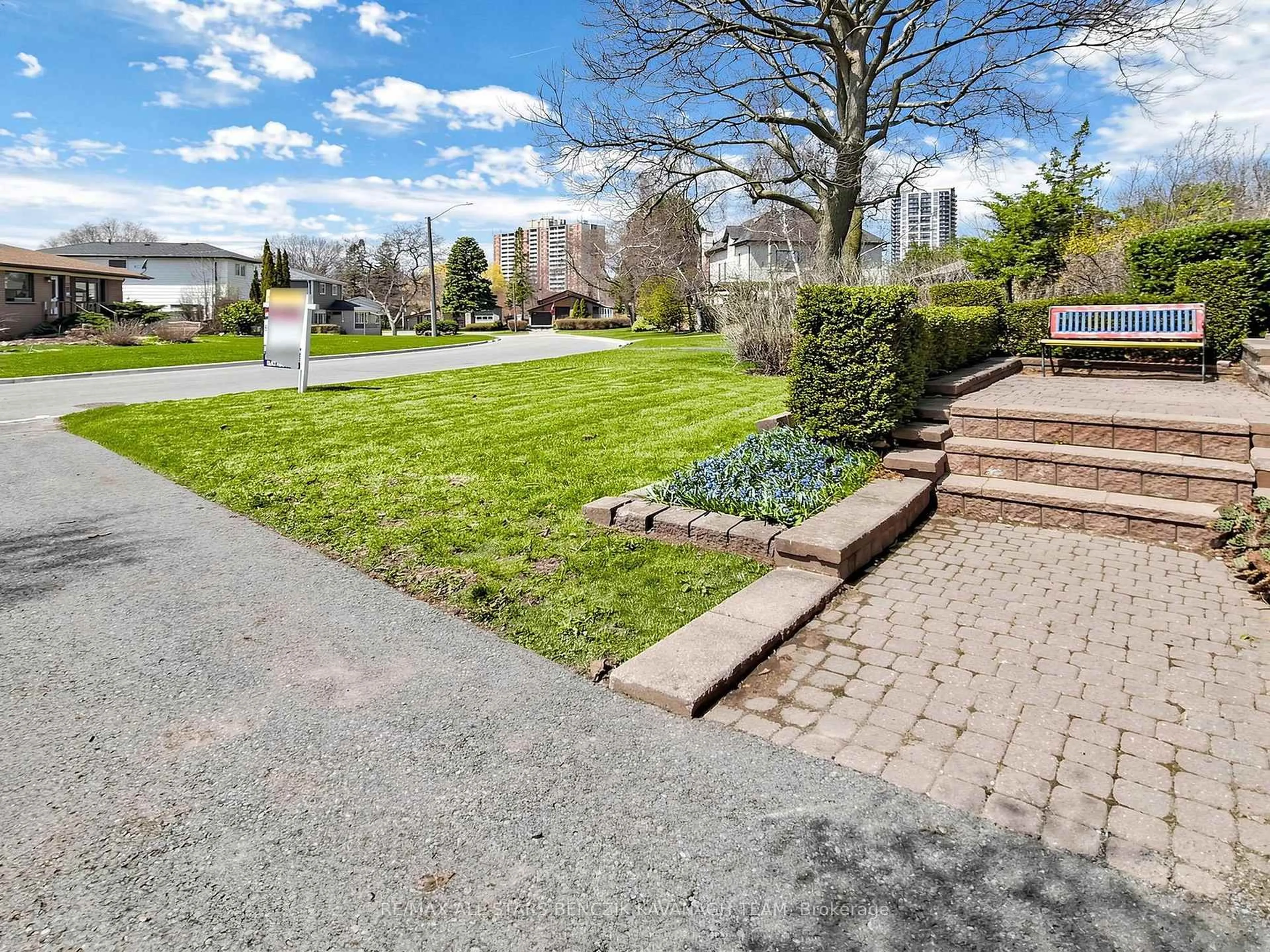 A pic from outside/outdoor area/front of a property/back of a property/a pic from drone, street for 875 Chapleau Dr, Pickering Ontario L1W 1P6