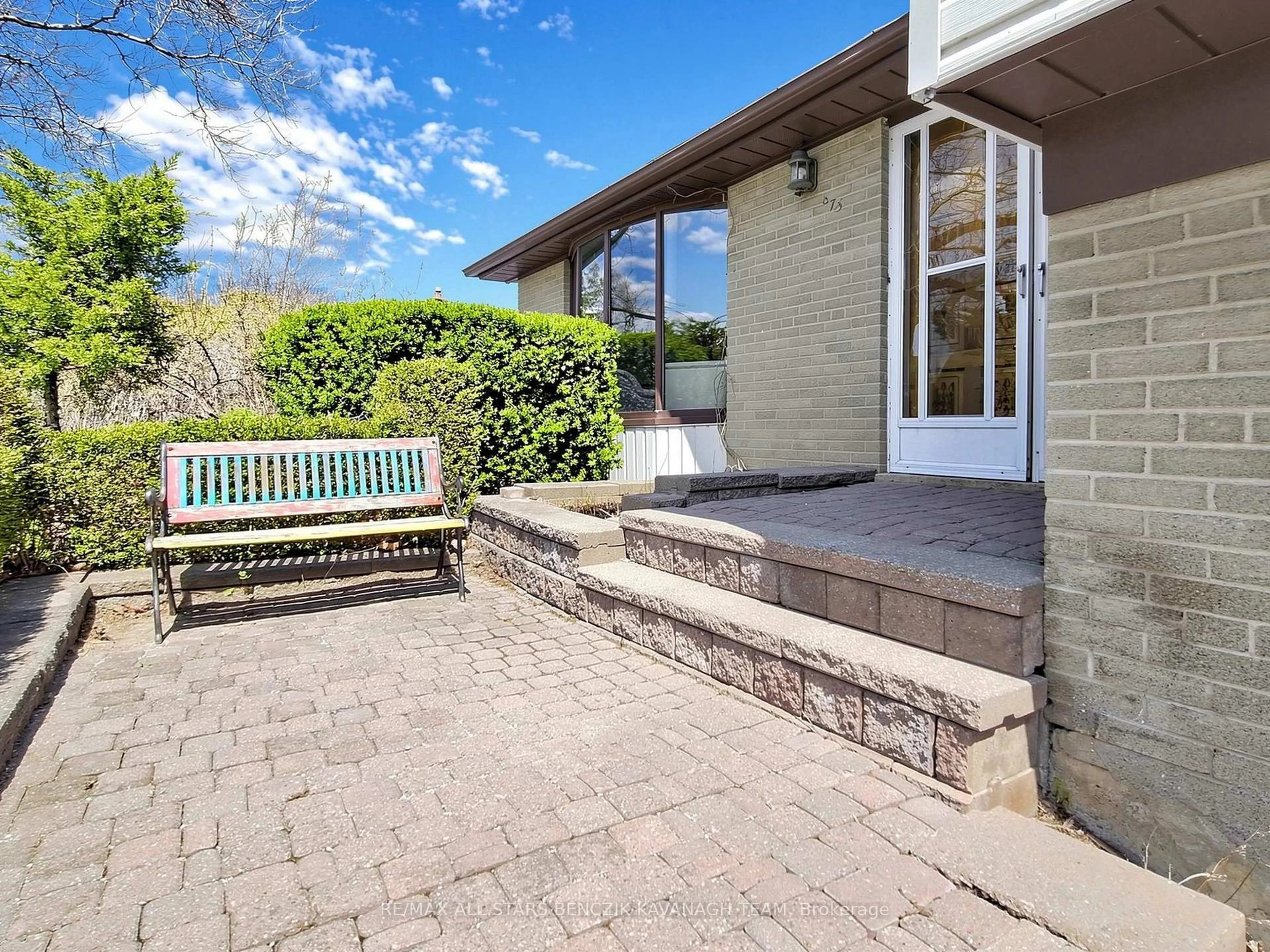 Patio, street for 875 Chapleau Dr, Pickering Ontario L1W 1P6