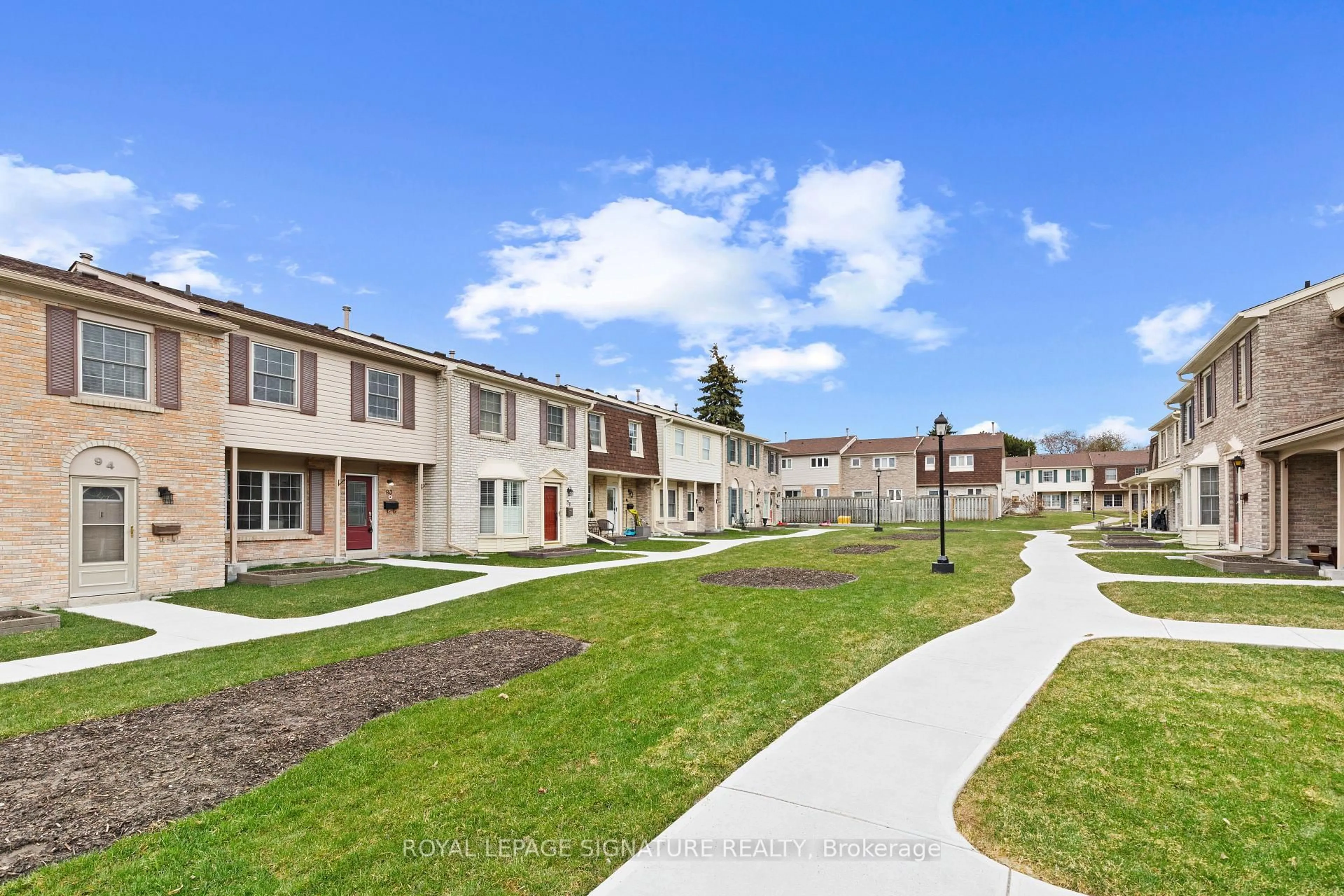 A pic from outside/outdoor area/front of a property/back of a property/a pic from drone, street for 580 Eyer Dr #93, Pickering Ontario L1W 3B7