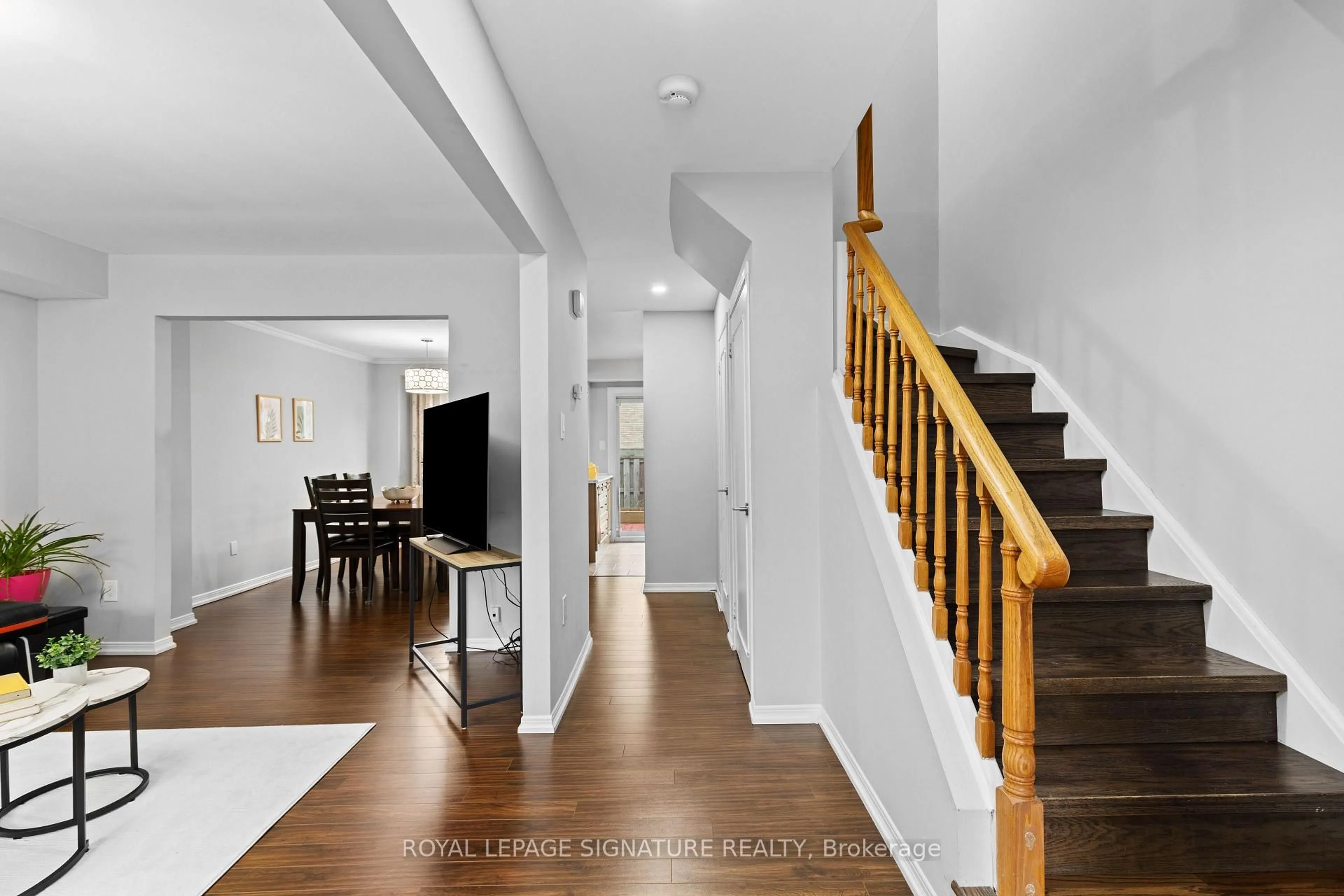 Indoor entryway for 580 Eyer Dr #93, Pickering Ontario L1W 3B7